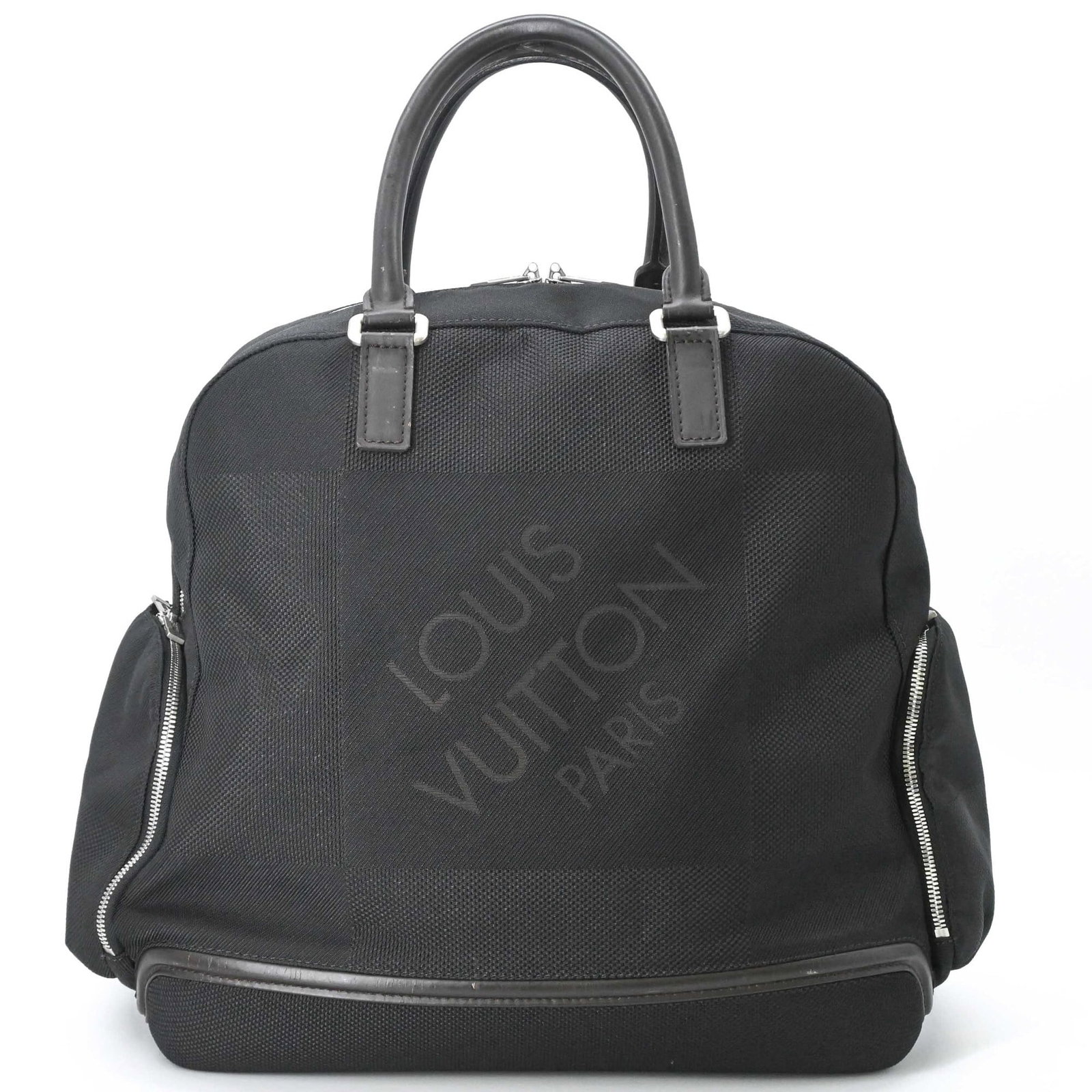 Louis Vuitton Boston Bag Handbag Damier: Louis Vuitton Boston Bag Handbag Damier Damier-printed Damier Geant fabric adorns the iconic Louis Vuitton Boston bag, crafted from high-quality materials. This black handbag measures 37cm x 46cm x
