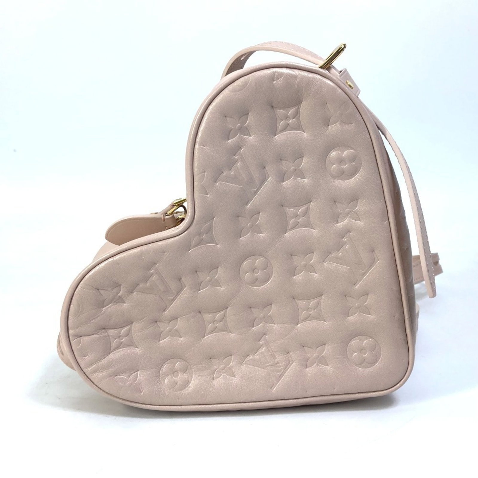 Vuitton Pochette Leather Bag Shoulder Louis: Vuitton Pochette Leather Bag Shoulder Louis Light pink leather, classic design, and elegant details make this Louis Vuitton Pochette Leather Bag Shoulder a timeless accessory. Measuring just 15cm x