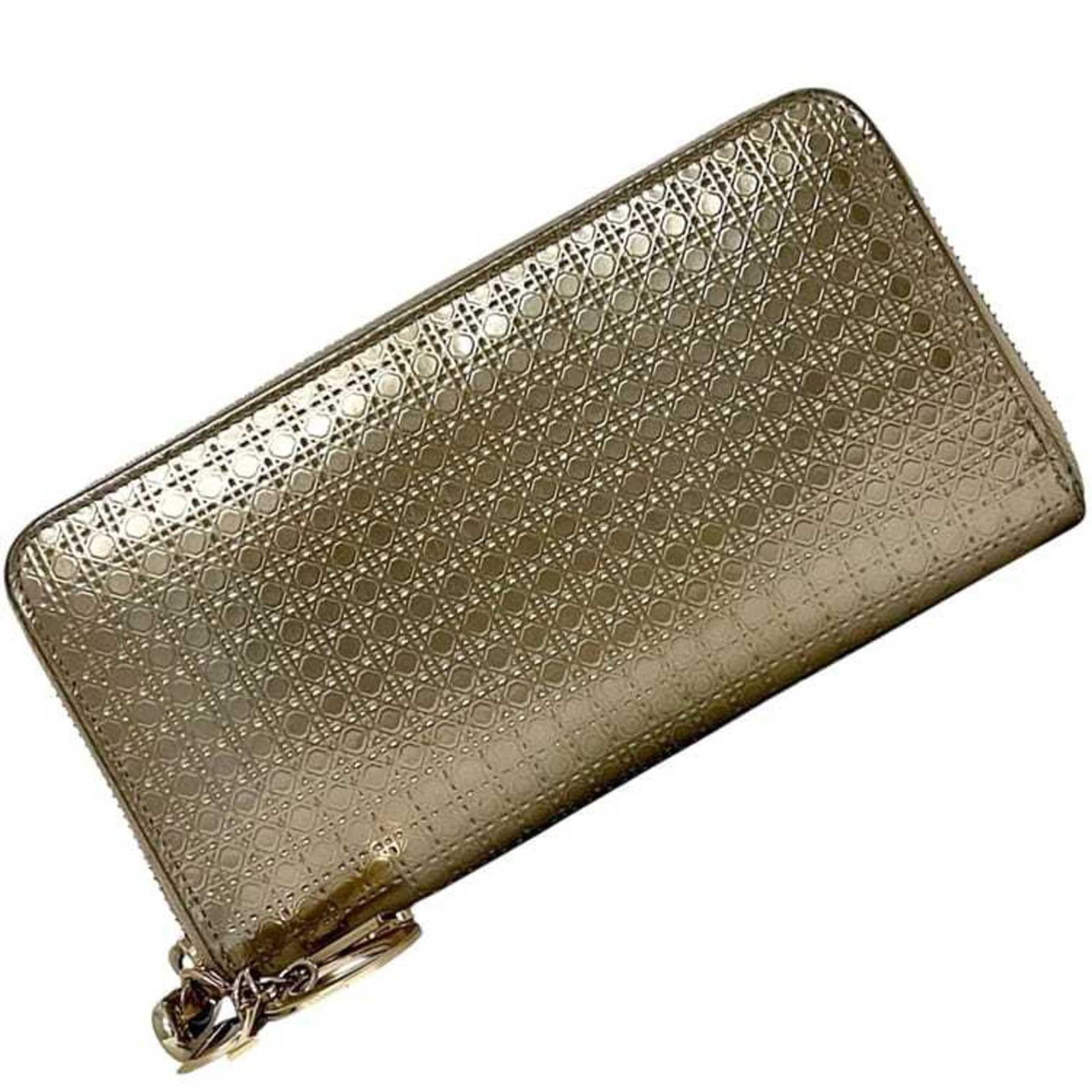 Long Wallet Leather Bi Fold Christian Dior: Long Wallet Leather Bi Fold Christian Dior Christian Dior's Long Wallet Leather Bi Fold boasts sleek, sophisticated design with its gold color and premium leather material. Measuring 10.5cm x 19.5cm