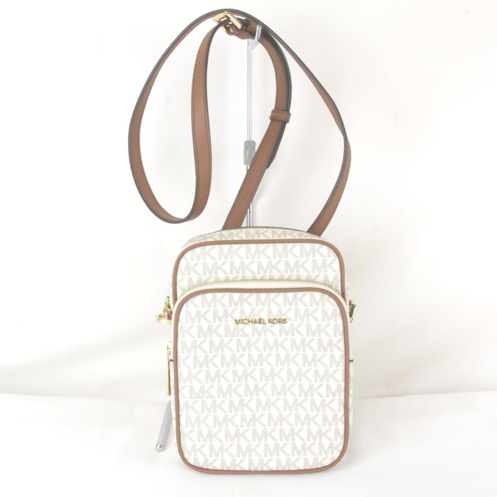 Michael Kors Shoulder Bag Weekend Bag Pvc: Michael Kors Shoulder Bag Weekend Bag Pvc White Michael Kors Jet Set PVC Shoulder Bag with Zipper Closure and Multiple Pockets. This stylish weekend bag features a spacious interior with card
