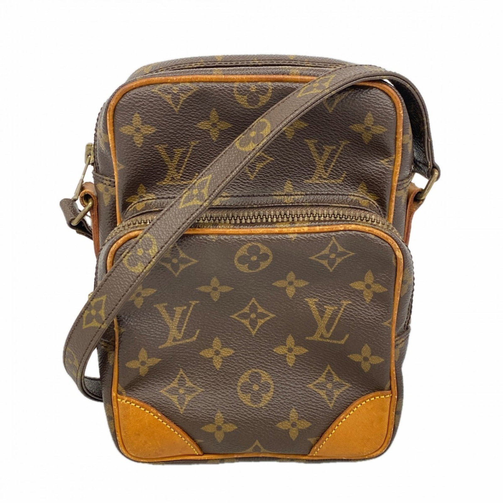 Shoulder bag from Louis Vuitton: Shoulder bag from Louis Vuitton Brown Louis Vuitton shoulder bag with classic design and signature monogram pattern. Measuring 21cm x 15cm x 9cm, it offers a stylish and compact way to carry