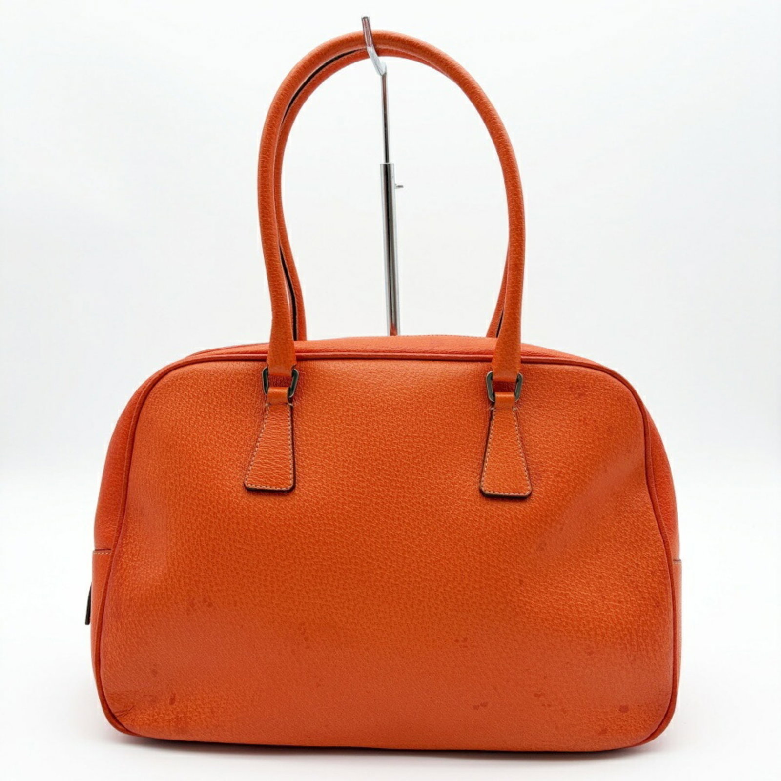 Boston Bag Leather Prada: Boston Bag Leather Prada Boston Bag Leather Prada - A vibrant orange leather Boston bag with a sturdy zipper closure, measuring 25cm x 33cm x 13cm. The bag features a 53cm long handle for easy