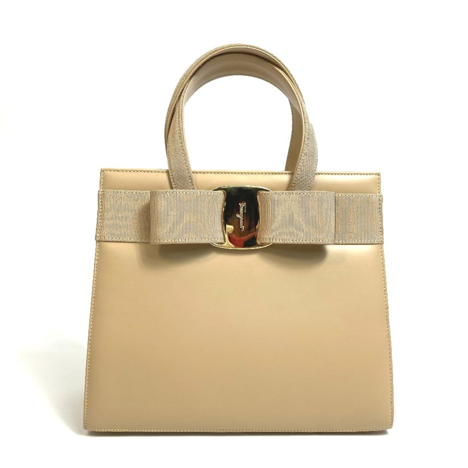 Salvatore Ferragamo Handbag Leather: Salvatore Ferragamo Handbag Leather Salvatore Ferragamo's iconic leather handbag boasts a timeless beige hue, perfectly balanced by its sleek dimensions (20cm x24.5cm x9cm) and classic design. The