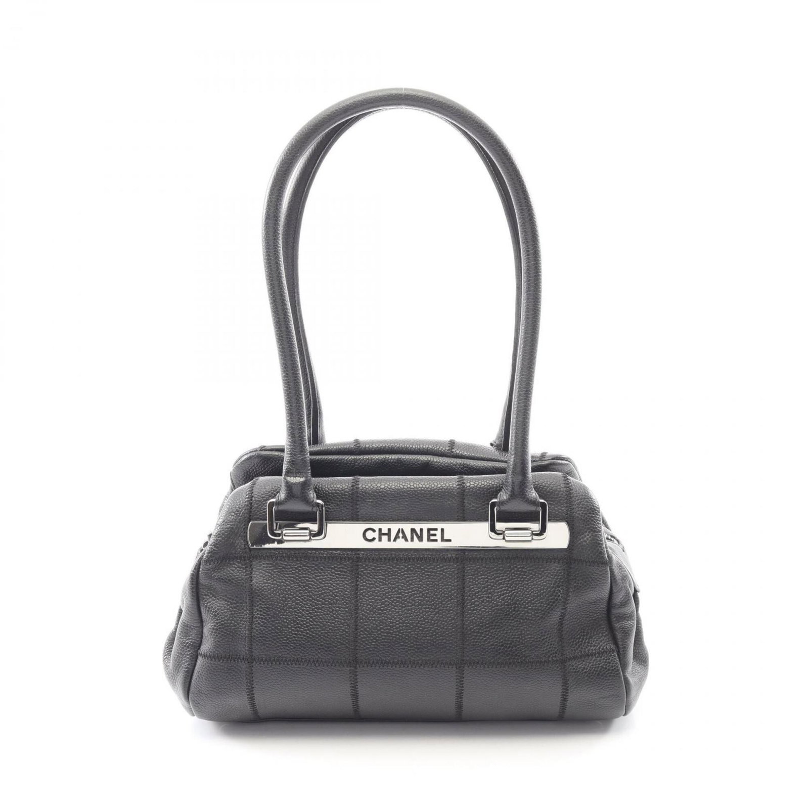 Calfskin handbag bag shoulder Chanel: Calfskin handbag bag shoulder Chanel Black Grained Calfskin shoulder bag from Chanel, featuring silver hardware and dimensions of 17cm x 25cm x 10cm. This elegant handbag boasts a classic design with