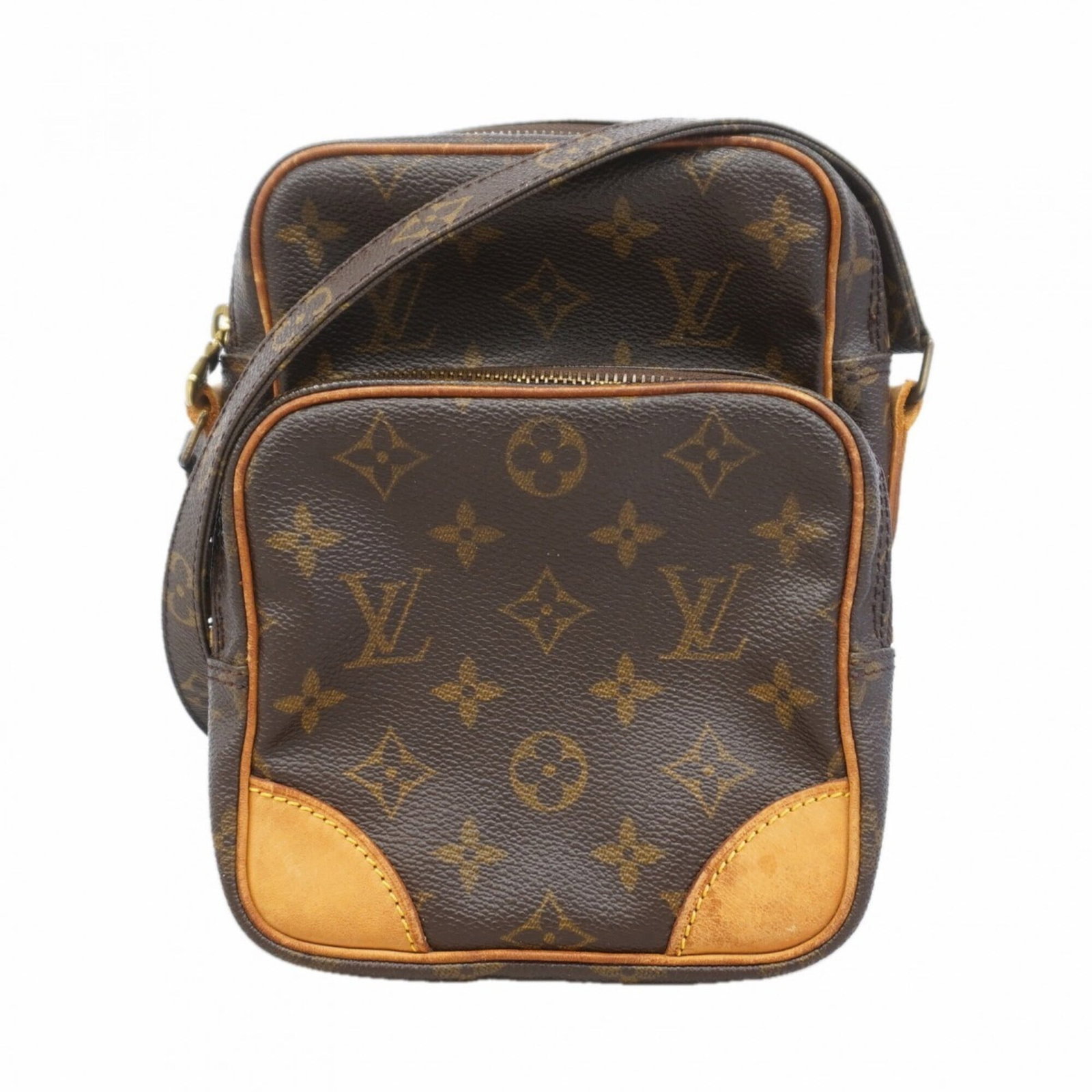 Shoulder bag from Louis Vuitton: Shoulder bag from Louis Vuitton Brown Louis Vuitton shoulder bag with classic design and signature monogram pattern. Measuring 21cm x 15cm x 9cm, it offers a stylish and compact way to carry