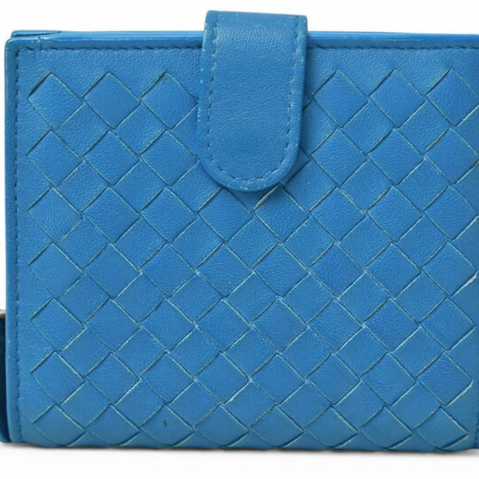 Veneta Bottega Bi Fold Leather Wallet: Veneta Bottega Bi Fold Leather Wallet The Veneta Bottega Bi Fold Leather Wallet boasts sleek, modern design with its signature Intrecciato woven leather pattern. Made from high-quality blue leather, t