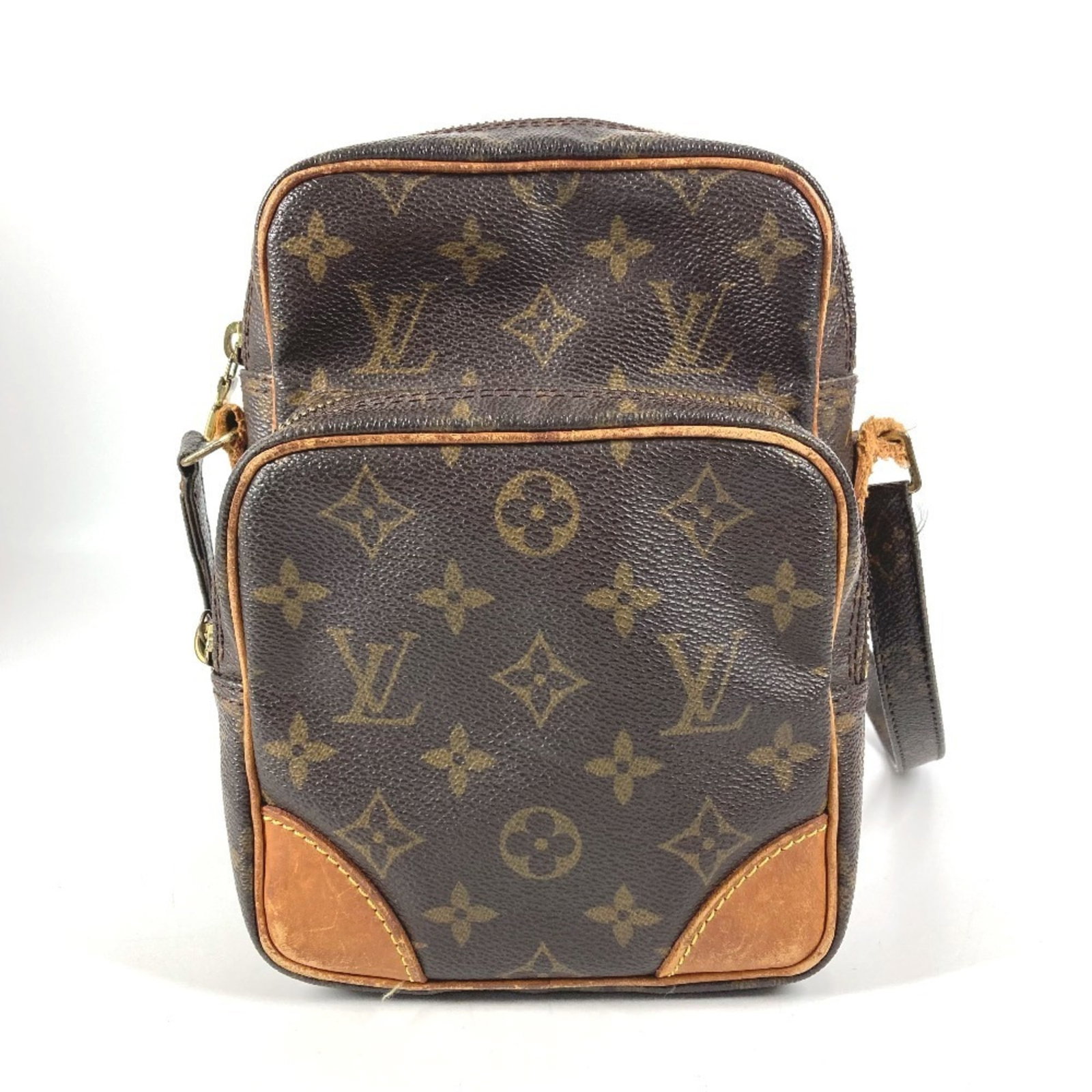 Louis Vuitton Monogram Pochette Shoulder Bag: Louis Vuitton Monogram Pochette Shoulder Bag The Louis Vuitton Monogram Pochette Shoulder Bag is a stylish and compact accessory, featuring the iconic monogram pattern in brown. Measuring just 21cm x