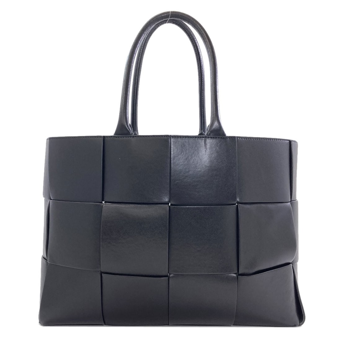 Calf bag from veneta bottega arco: Calf bag from veneta bottega arco Black Calf Bag from Bottega Veneta Arco, featuring exterior material made from high-quality calf leather. This stylish tote bag boasts a sleek black design that
