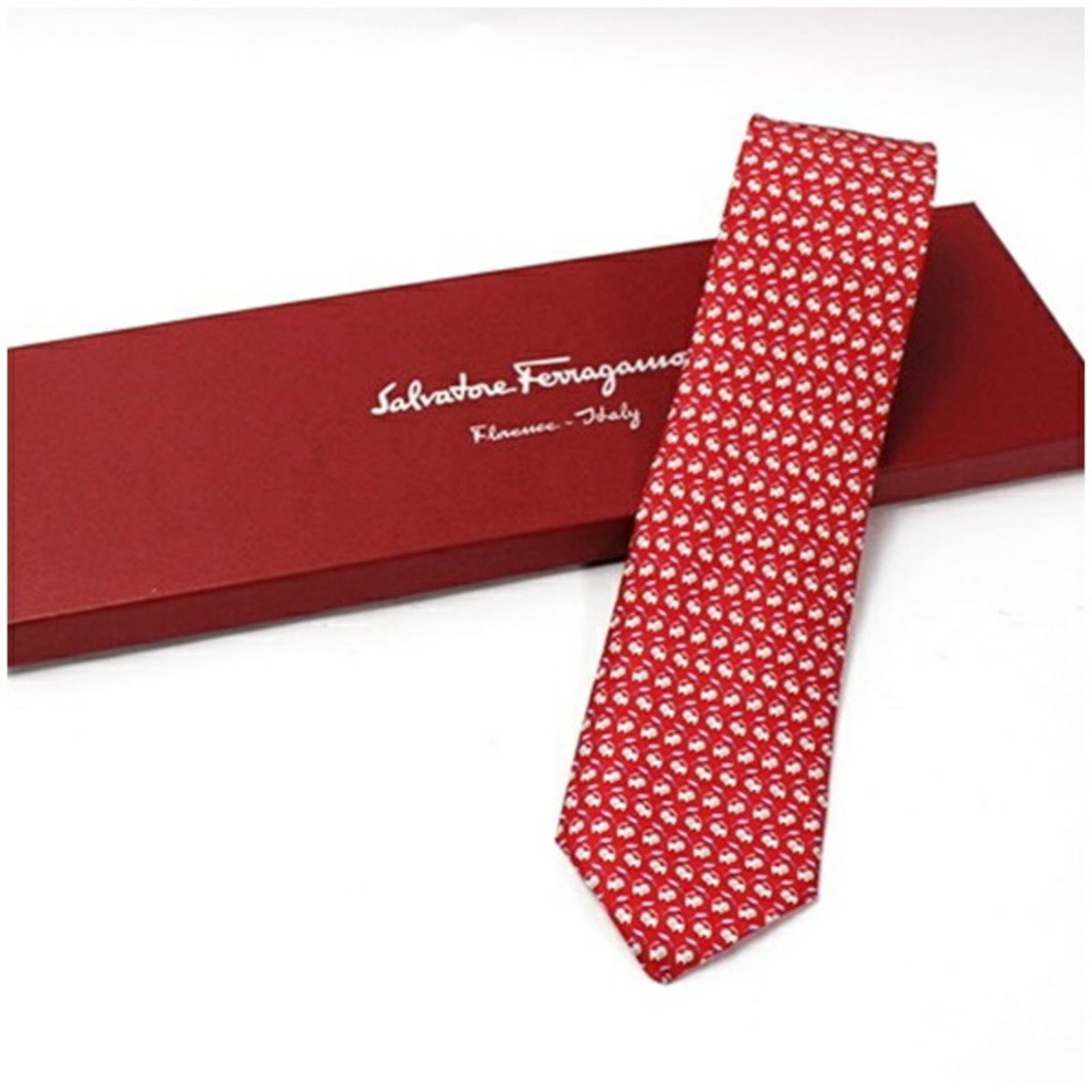 Silk cravat Salvatore Ferragamo: Silk cravat Salvatore Ferragamo Silk cravat from Salvatore Ferragamo, available in three colors: ivory, light blue, and red. Made from high-quality silk with a width of 8cm, this elegant accessory