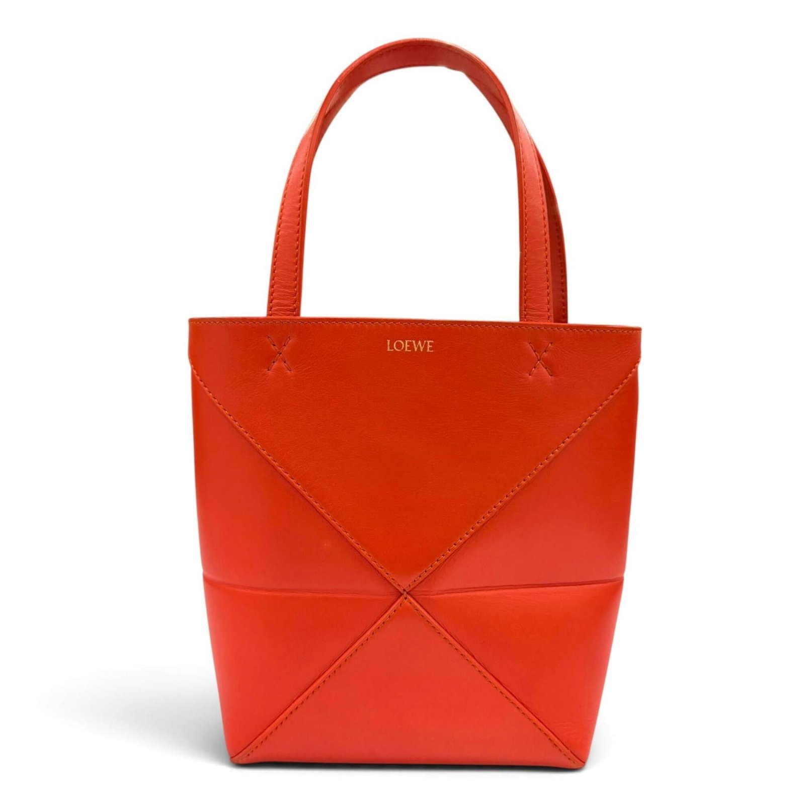 Loewe Handbag Shoulder Bag Leather: Loewe Handbag Shoulder Bag Leather Loewe Handbag Shoulder Bag Leather features a striking red color and premium leather construction, with a classic design that exudes timeless elegance. The bag