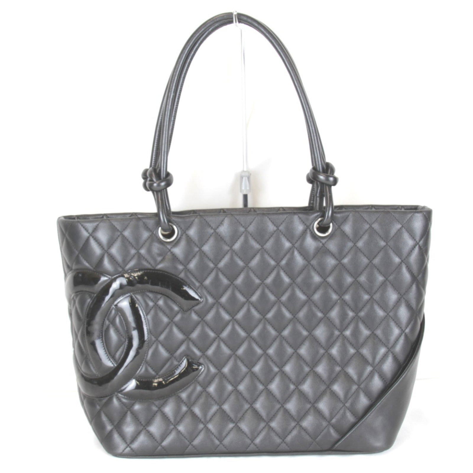 Cambon ligne tote bag Chanel: Cambon ligne tote bag Chanel Black Cambon ligne tote bag from Chanel, measuring 25cm x 39cm x 15cm. This stylish tote features a sleek design and durable construction. A simple yet elegant accessory