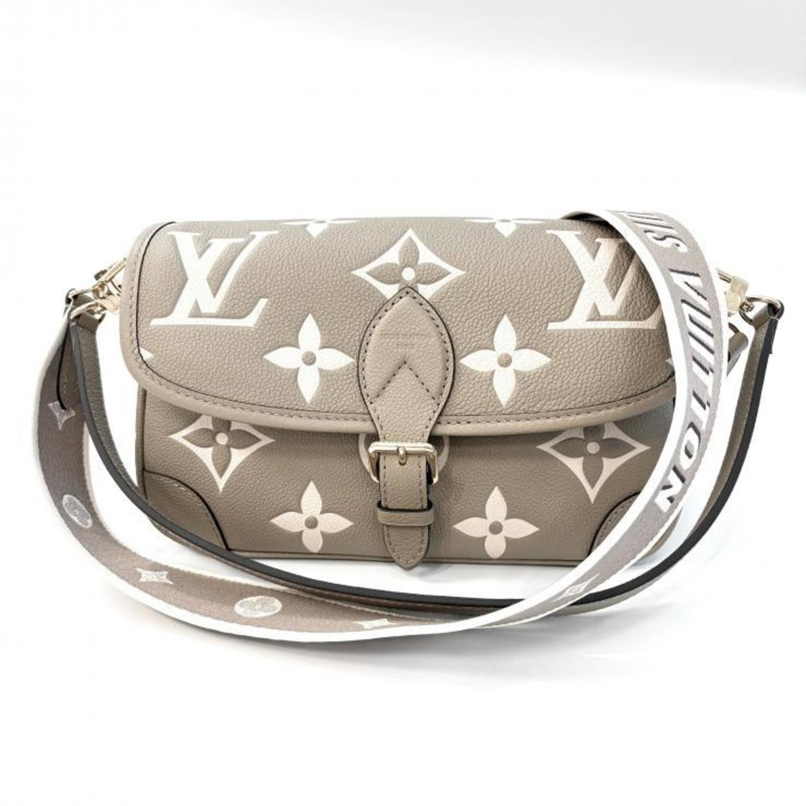 Shoulder bag monogram empreinte by Louis Vuitton: Shoulder bag monogram empreinte by Louis Vuitton Monogram Empreinte by Louis Vuitton, a timeless and elegant shoulder bag in beige, ivory, and tourterelle hues. This women's bag measures 17cm x 24cm