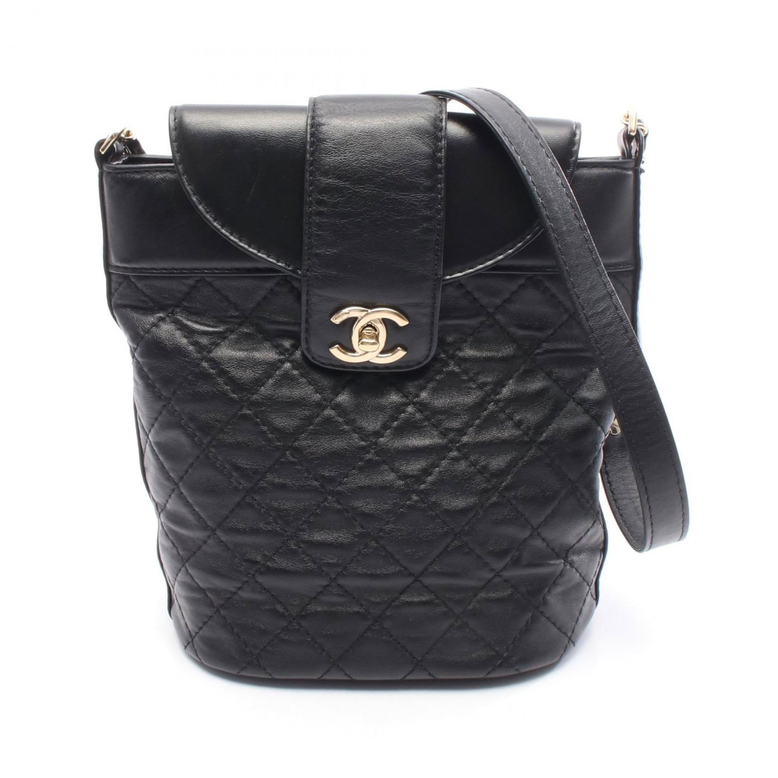 Shoulder Bag Leather Chanel: Shoulder Bag Leather Chanel Black leather shoulder bag from Chanel, measuring 27cm x 20cm x 13cm. Made from high-quality leather, this classic design features a timeless black color that will