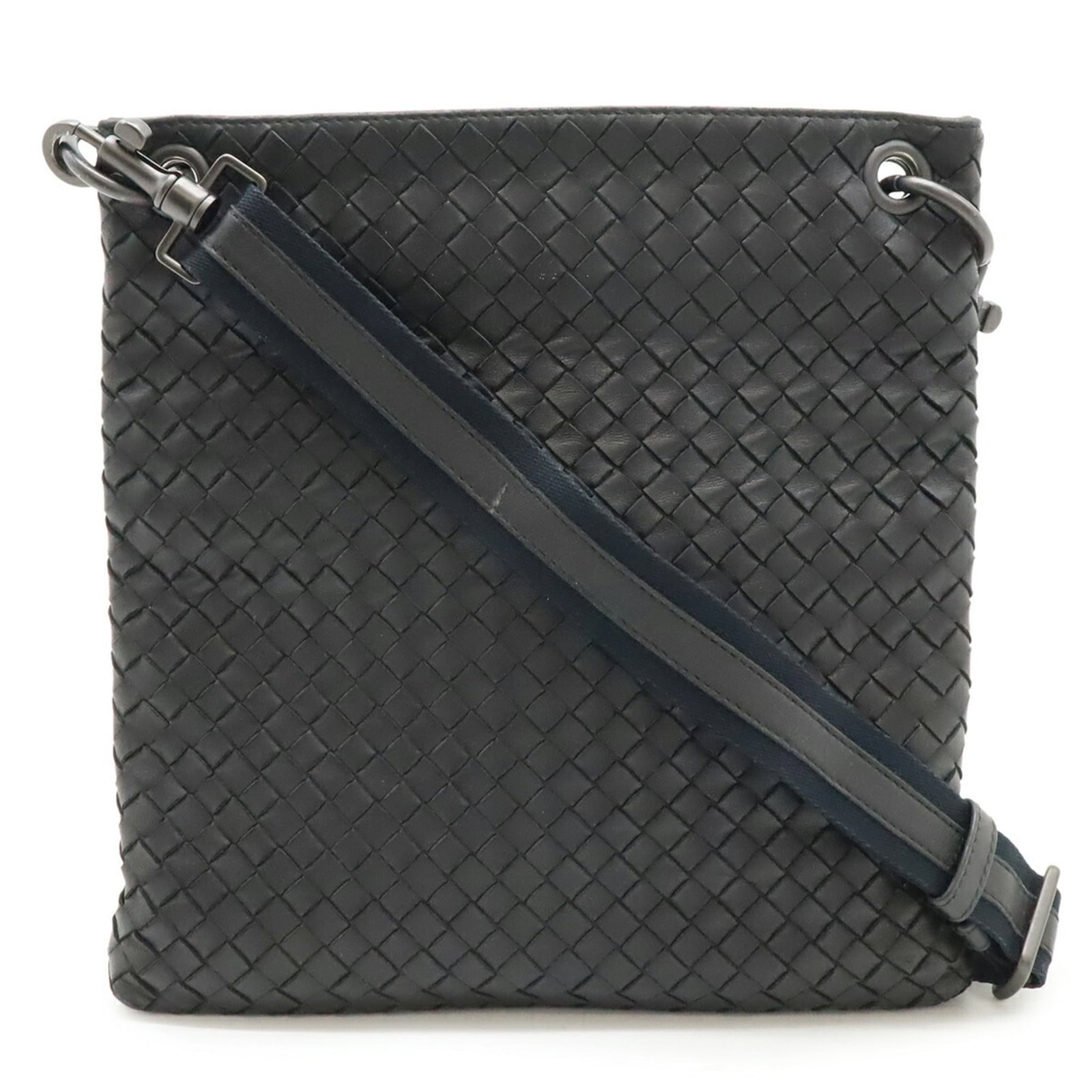 Veneta Bottega Shoulder Bag Intrecciato: Veneta Bottega Shoulder Bag Intrecciato Introducing the Veneta Bottega Shoulder Bag Intrecciato, a stylish and sophisticated accessory featuring the iconic intrecciato woven design. Made from