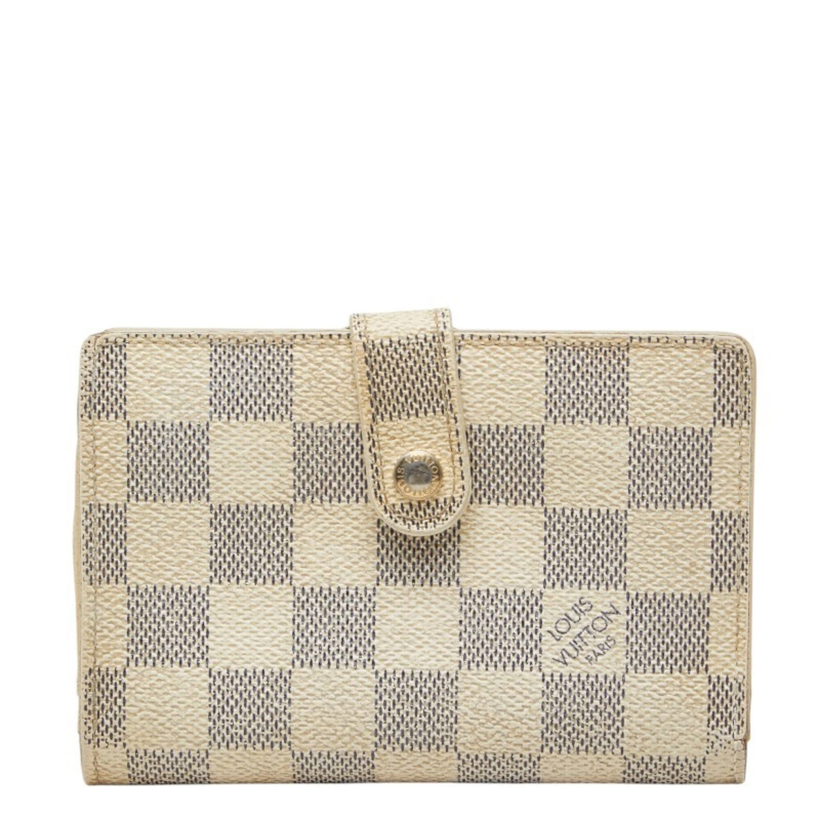 PVC Leather Bi Fold Wallet Louis Vuitton: PVC Leather Bi Fold Wallet Louis Vuitton PVC Leather Bi Fold Wallet Louis Vuitton features a striking white color and sleek design, with precise measurements at 13.5cm x 9cm x 2.5cm. This bi-fold