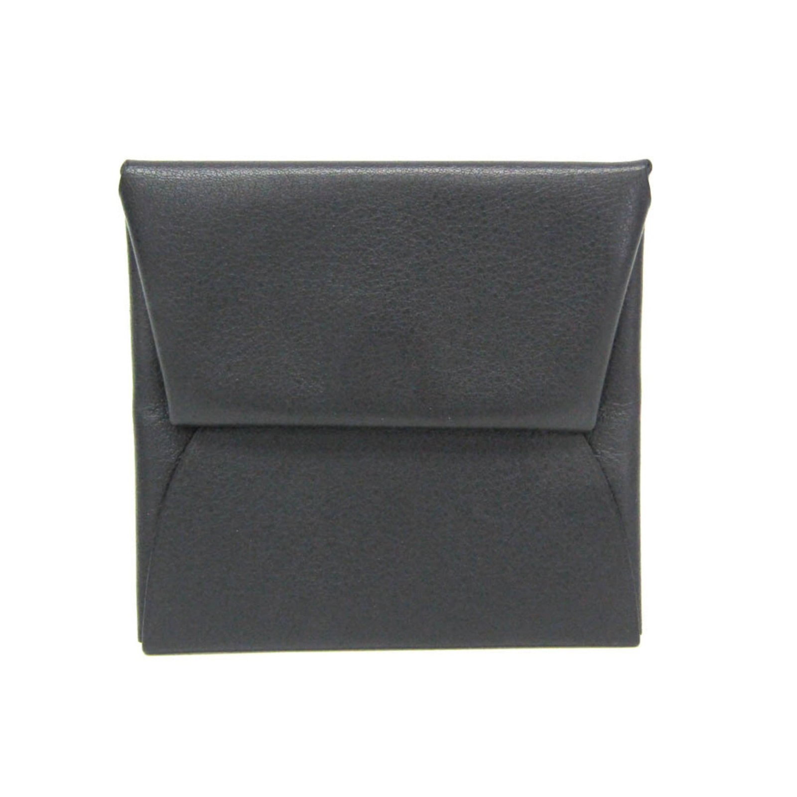 Leather purse coin case Hermes: Leather purse coin case Hermes Made from high-quality black leather, this Hermes Verso coin case boasts a sleek and sophisticated design. Featuring a snap fastener closure and measuring 8cm x 8.2cm in