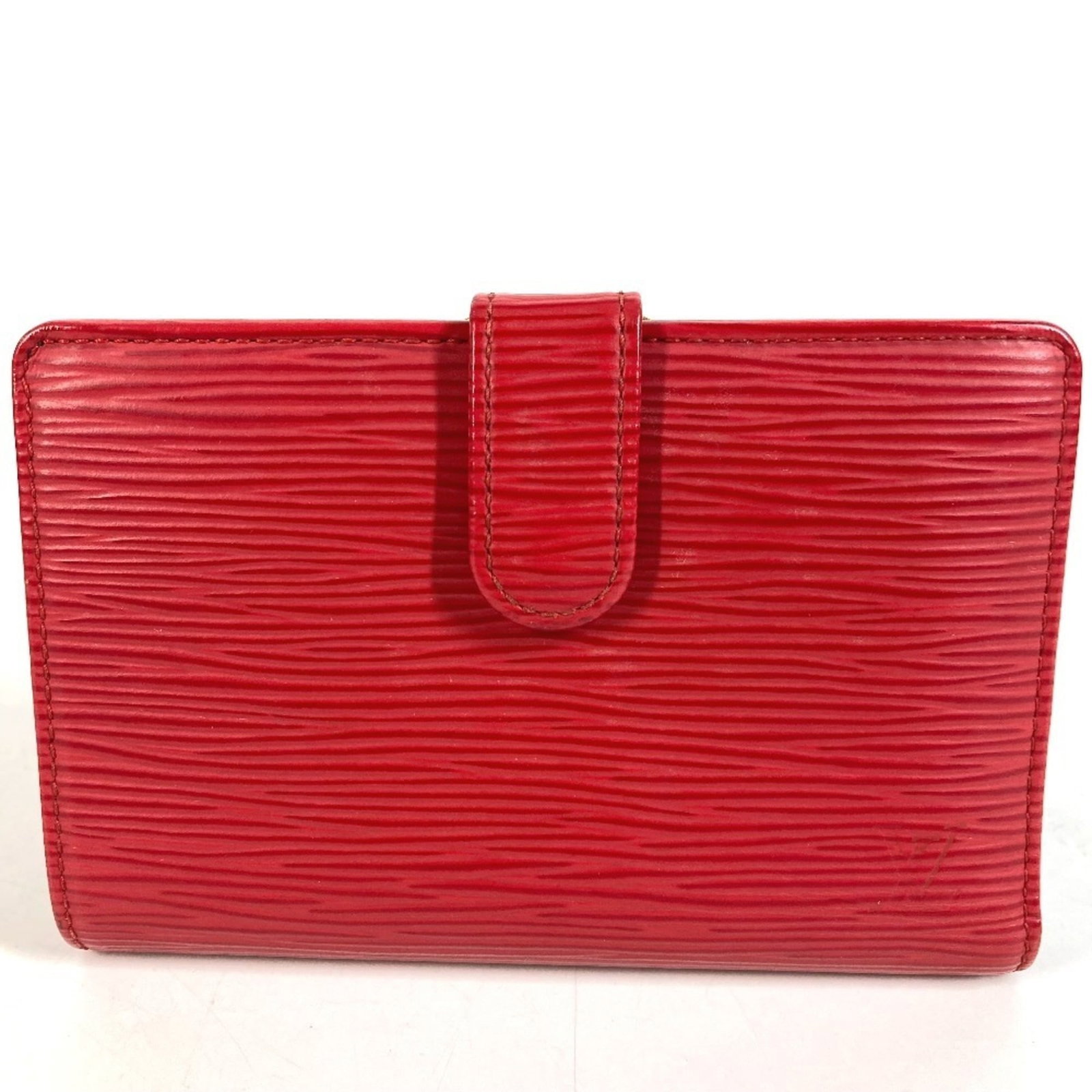 Louis Vuitton Wallet (Bi-Fold) Epi Leather: Louis Vuitton Wallet (Bi-Fold) Epi Leather Epi leather wallet from Louis Vuitton, featuring a bi-fold design in red color (Rouge). Made with high-quality Epi leather, this wallet showcases the iconic