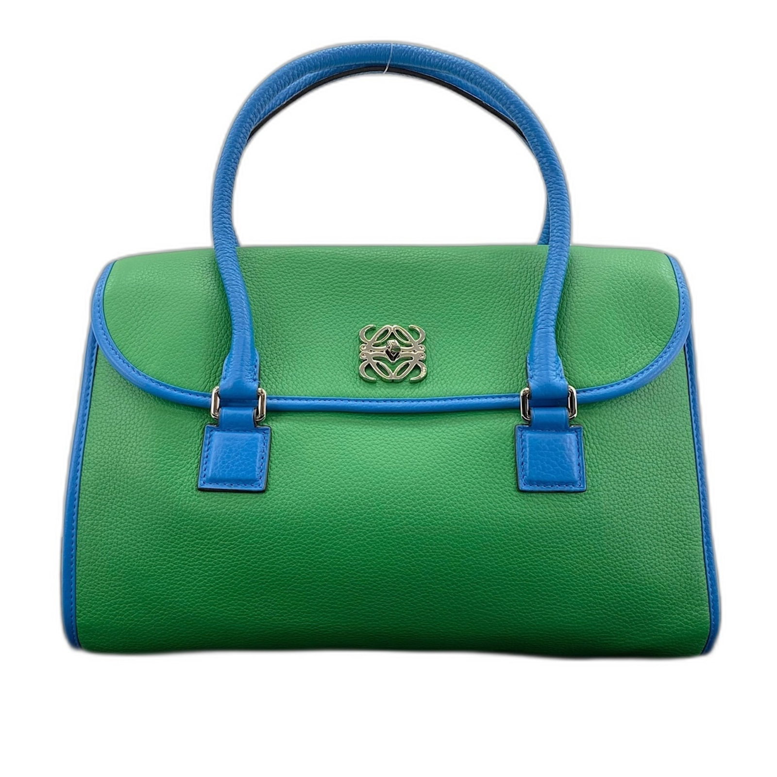Loewe Handbag Leather: Loewe Handbag Leather The Loewe Handbag Leather is a high-quality, green leather handbag with a size of 27cm x 37cm x 13cm. This classic design features a timeless combination of style and