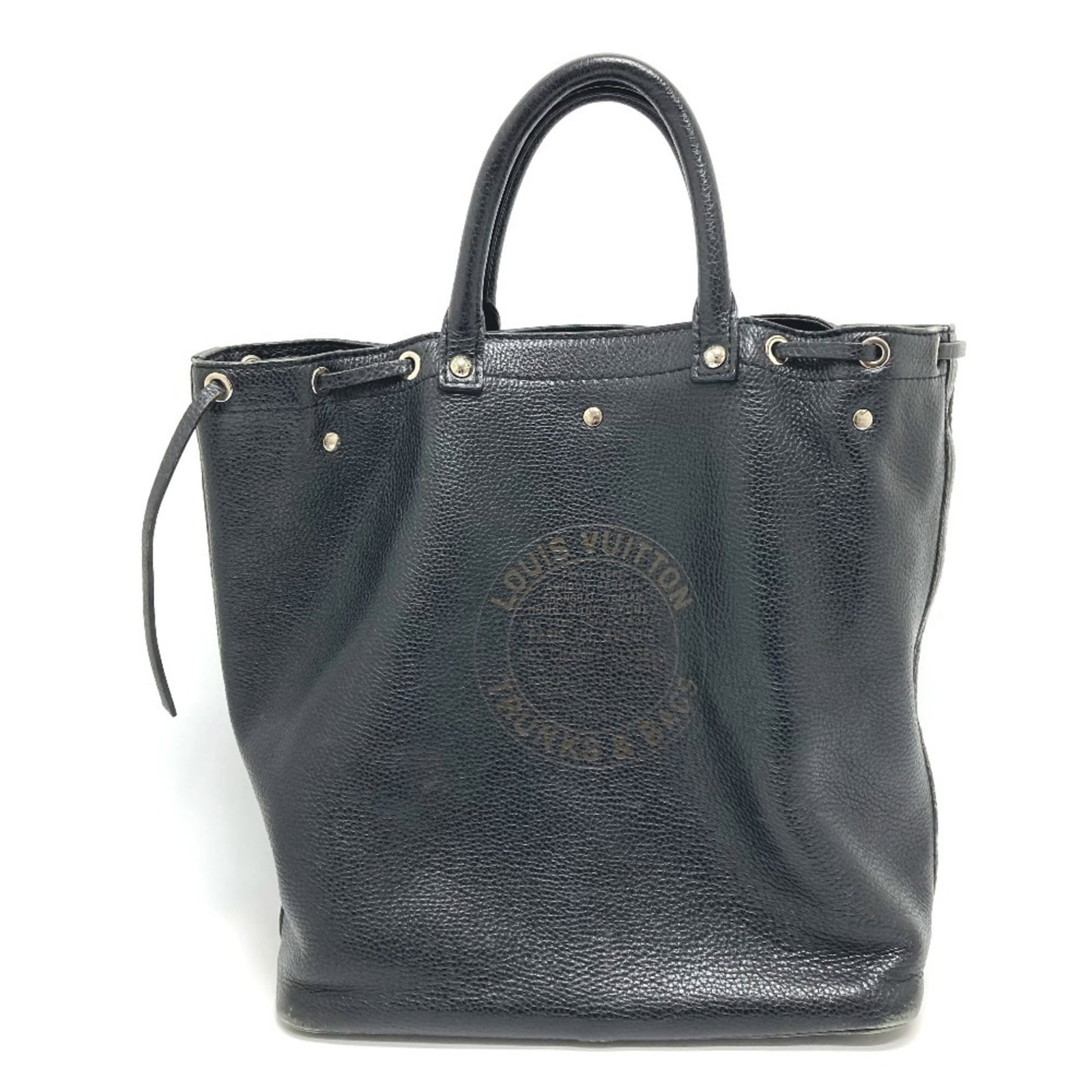 Leather tote bag by Louis Vuitton: Leather tote bag by Louis Vuitton Black, Noir leather tote bag by Louis Vuitton features a snap fastener closure and an inner zipper pocket for added organization. Measuring 35.5cm x 31cm x 16cm, it h