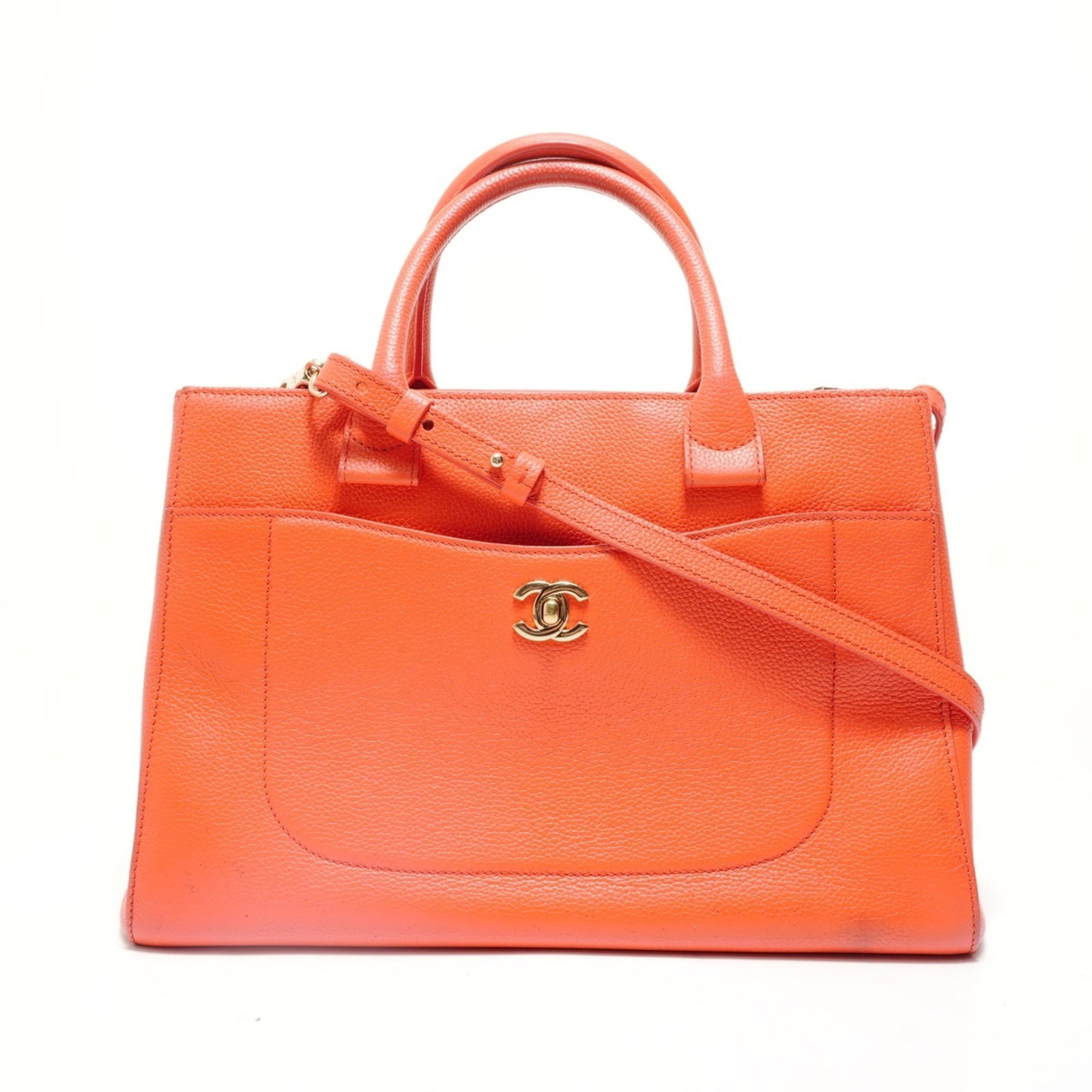 Handbag of Chanel: Handbag of Chanel The vibrant orange hue of this Chanel handbag stands out, making it a striking accessory for anyone looking to add a pop of color to their wardrobe. With its sturdy size and adjustab