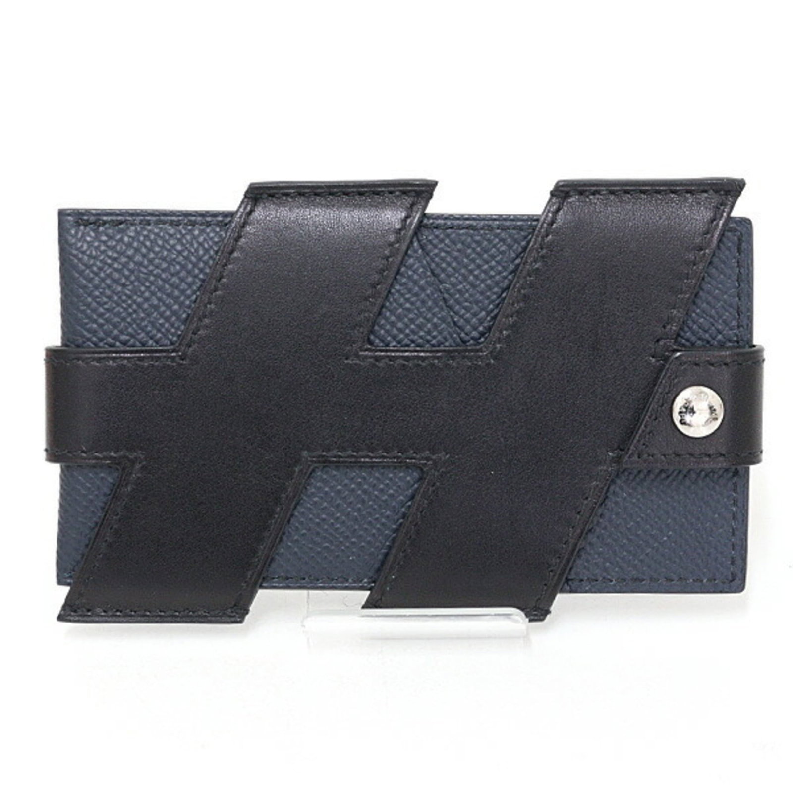 Epsom Leather Card Case Hermes: Epsom Leather Card Case Hermes Epsom leather card case from Hermes, crafted in France with high-quality black and blue indigo materials. Measuring 7.1cm x 12cm, this sleek design features a classic st