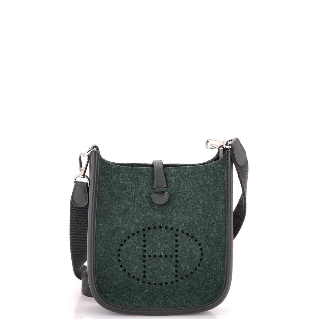 Hermes Evelyne Bag TPM Gen Felt III: Hermes Evelyne Bag TPM Gen Felt III The Hermes Evelyne Bag TPM Gen Felt III boasts a striking green felt exterior with minor scuffs and edge wear, giving it a unique, pre-loved look. This cross-body b