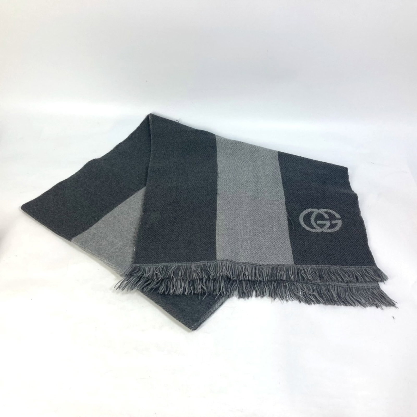 Stole by Gucci: Stole by Gucci The Gucci stole boasts an elegant gray hue, measuring 16.9 inches in height and 63.8 inches in length, with a width of 43cm x H162cm. This stylish piece features the iconic Gucci logo, 
