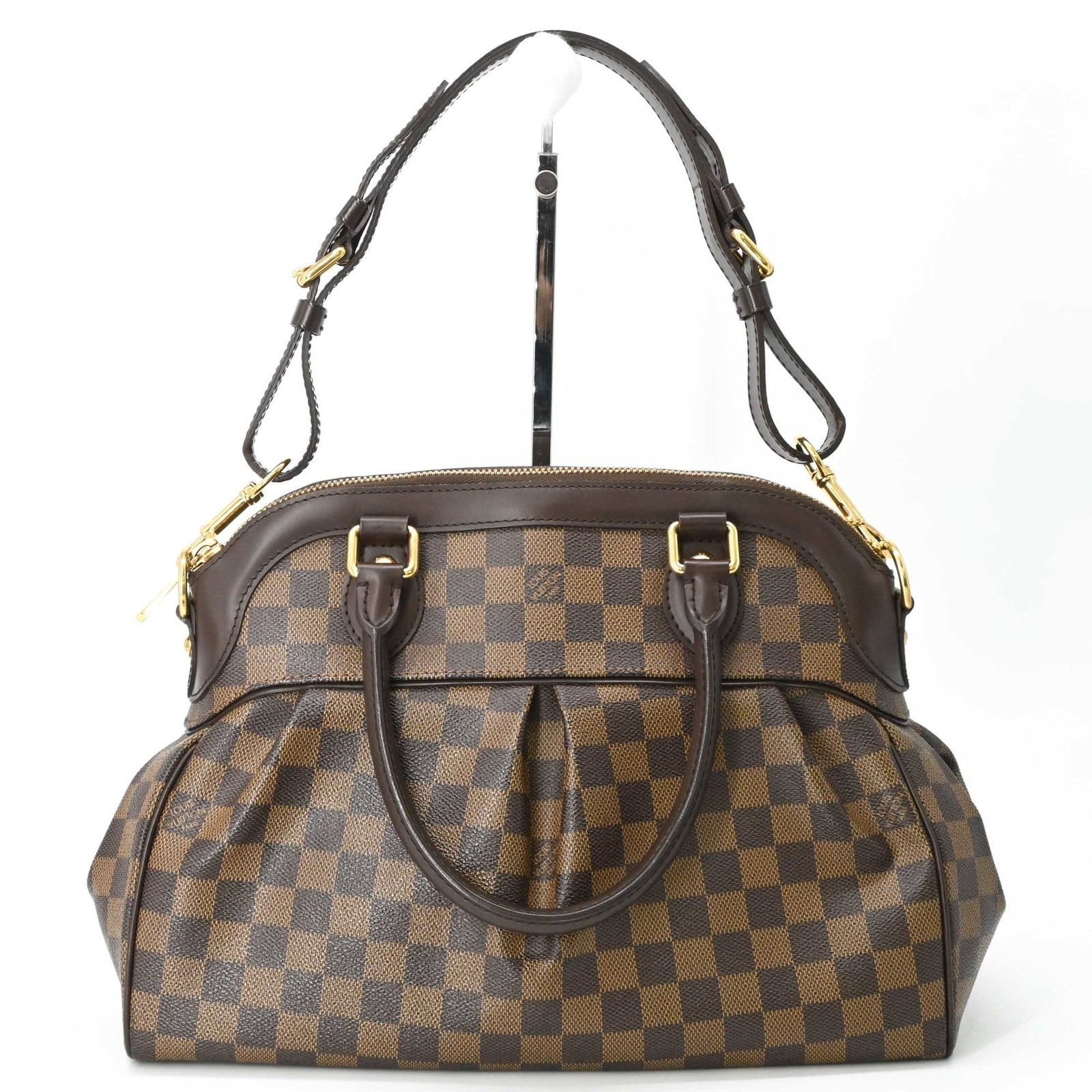 Damier canvas shoulder bag from Louis Vuitton: Damier canvas shoulder bag from Louis Vuitton Damier canvas shoulder bag from Louis Vuitton, featuring the iconic Damier pattern in brown and Ebene colors. This stylish handbag measures 26cm x 34cm x