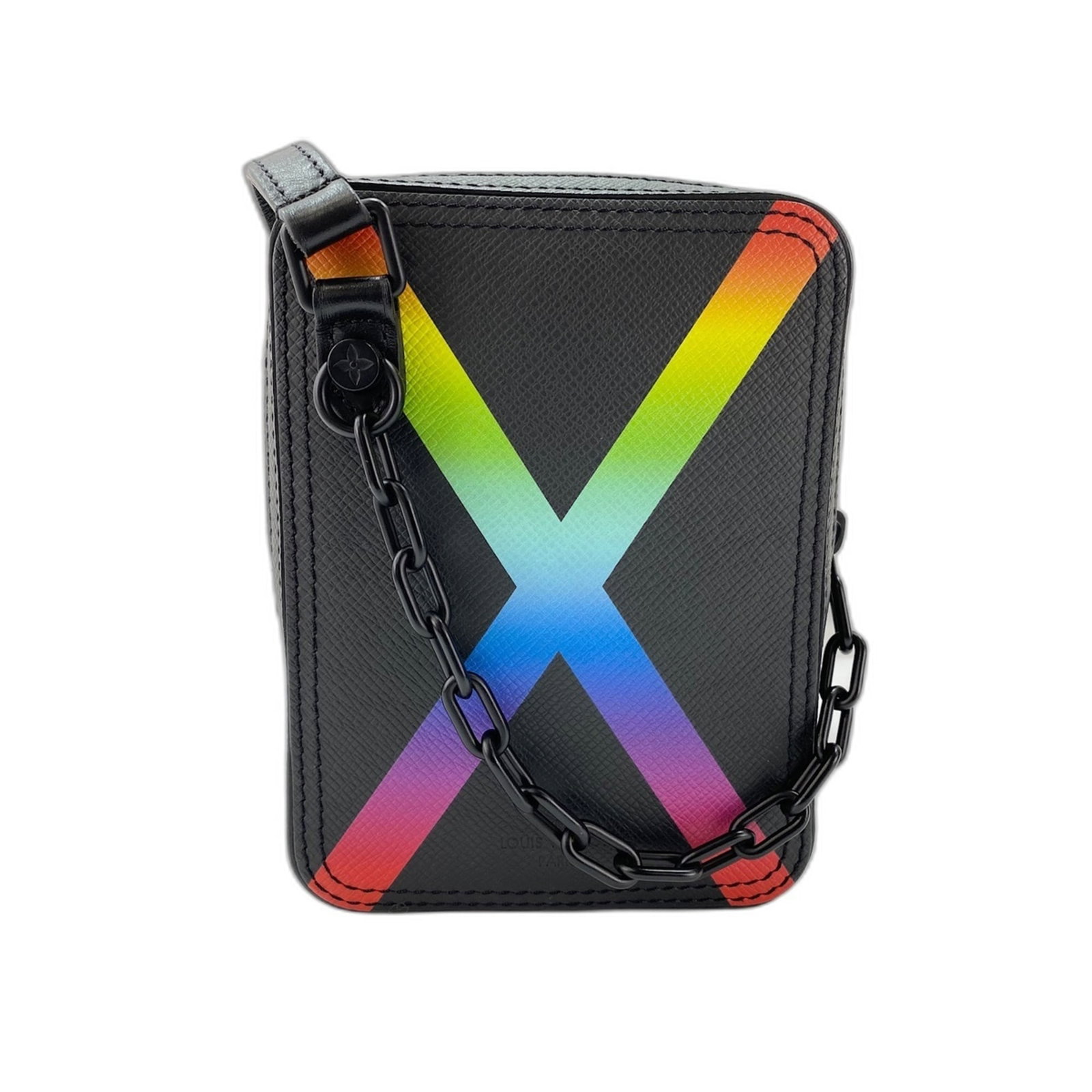 Shoulder bag from Louis Vuitton: Shoulder bag from Louis Vuitton Black Louis Vuitton shoulder bag with dimensions 15cm x 12cm x 4cm. This stylish and compact bag features the iconic monogram pattern, a classic design element of the F