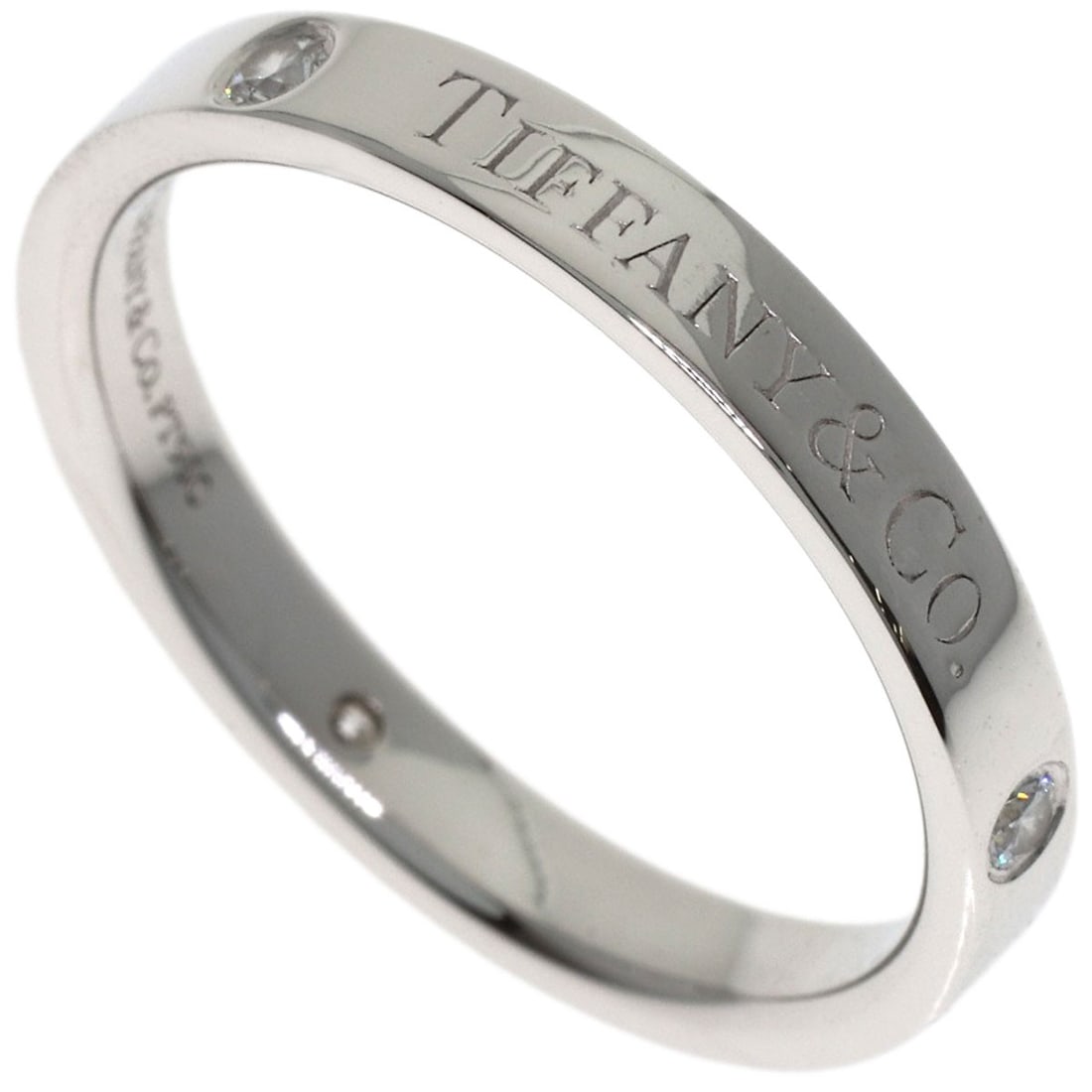 Tiffany&Co. Flat Band 3P Diamond Ring Platinum Pt950: Tiffany&Co. Flat Band 3P Diamond Ring Platinum Pt950 Tiffany&Co.'s Flat Band 3P Diamond Ring Platinum Pt950 boasts a sleek, silver-toned platinum design with a striking diamond centerpiece. The