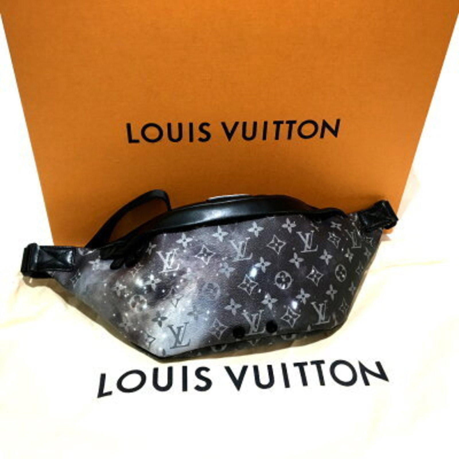 Fanny pack of Louis Vuitton Monogram: Fanny pack of Louis Vuitton Monogram This Louis Vuitton Monogram fanny pack features the iconic black monogram pattern, showcasing the brand's signature style. The item comes with a box and dust bag
