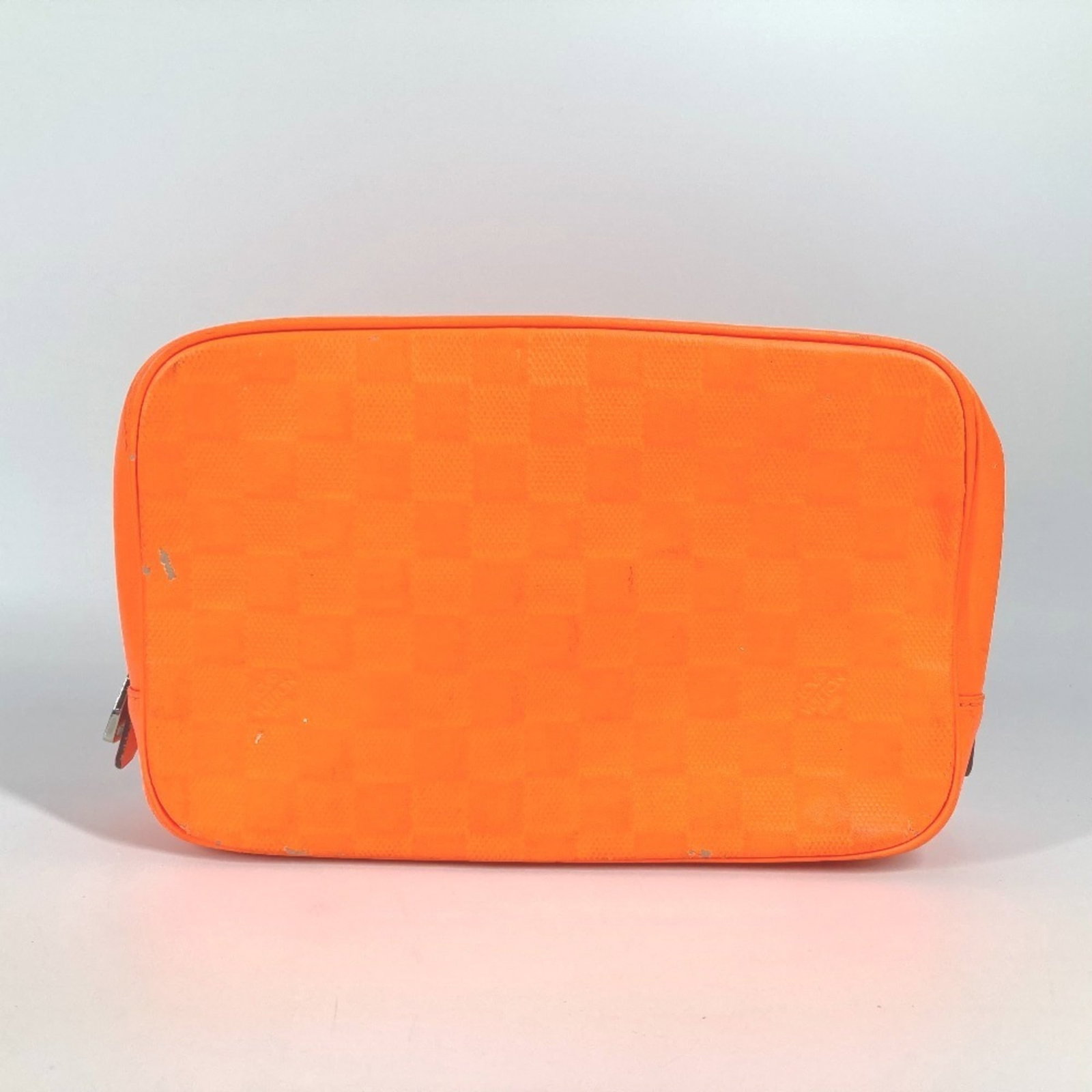 Infini Damier Pouch Louis Vuitton Clutch: Infini Damier Pouch Louis Vuitton Clutch The Infini Damier Pouch Louis Vuitton Clutch boasts its signature Damier Infini pattern in vibrant orange, a striking and eye-catching design. Measuring 15cm