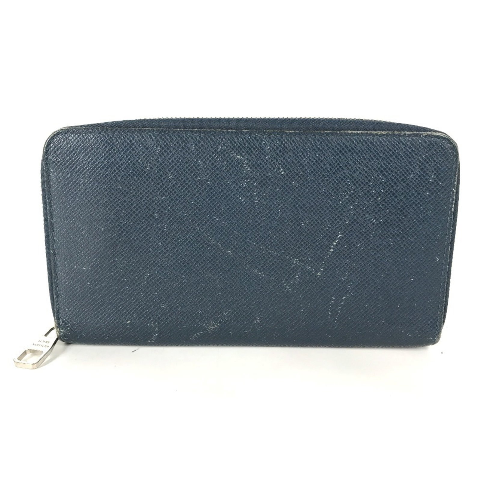 Long Wallet Bi Fold Leather Taiga Louis Vuitton: Long Wallet Bi Fold Leather Taiga Louis Vuitton Taiga leather provides a rich, luxurious feel to the bi-fold design. The blue color adds a touch of sophistication and elegance, while the long size off