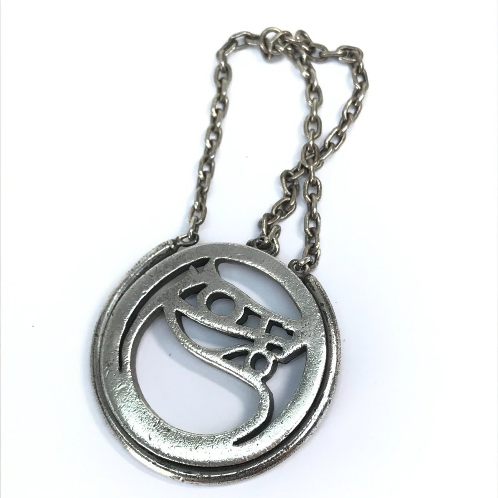 Keyring Hermes: Keyring Hermes The Hermes Cheval keyring boasts an elegant silver metal charm, measuring 8.5cm in size. This vintage accessory features a classic design that exudes sophistication and refinement. Its 