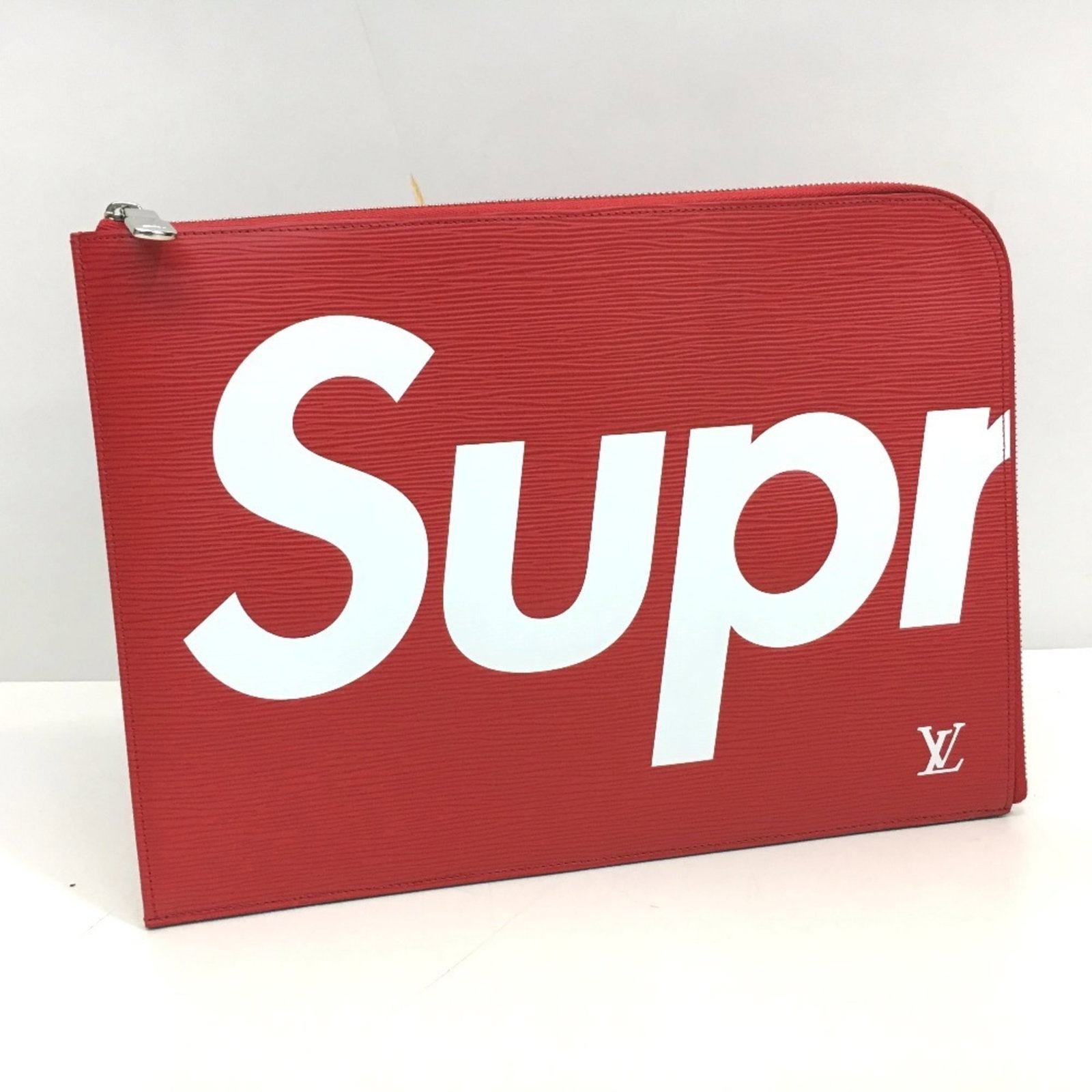 Epi Leather Clutch Bag Pochette Louis Vuitton: Epi Leather Clutch Bag Pochette Louis Vuitton Red Epi leather Clutch Bag with zipper closure and open pocket, perfect for adding a pop of color to your outfit. This Louis Vuitton Pochette comes in