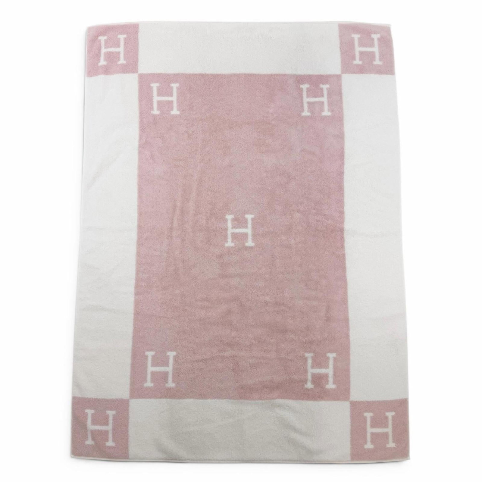 Hermes Bath Towel Cotton: Hermes Bath Towel Cotton Lilac-colored cotton bath towel from Hermes, measuring 1.2m x 88cm in size. Made from high-quality cotton material, this towel boasts a soft and absorbent texture. A stylish a