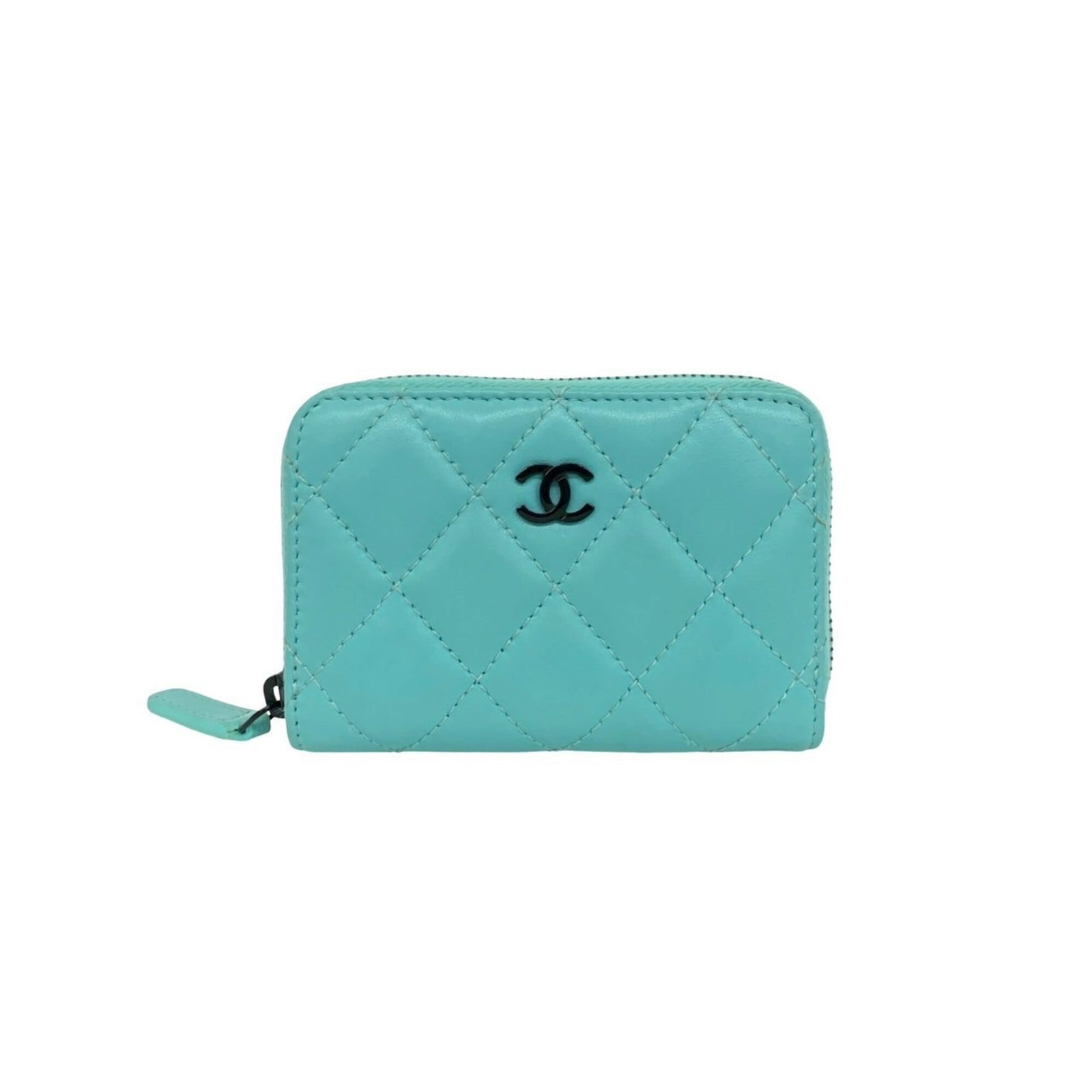 Coin purse in leather case: Coin purse in leather case Leather coin purse in green lambskin case, measuring 7cm x 10.5cm x 2cm, offers a compact storage solution for everyday essentials. The classic design features a simple,