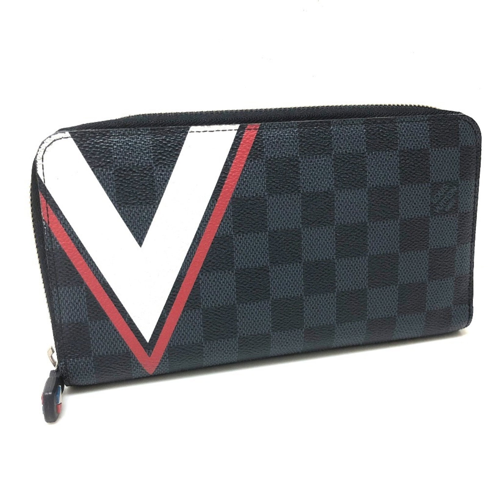 Coin purse from Louis Vuitton: Coin purse from Louis Vuitton 11.5cm x 21cm Louis Vuitton Americas Cup zippy organizer coin purse in Galle and Navy, complete with open closure and dust bag for storage. The item bears a serial number