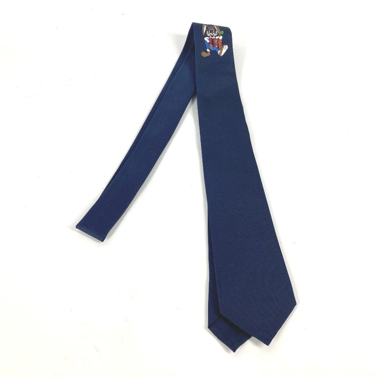 Louis Vuitton silk cravat: Louis Vuitton silk cravat Silk cravat from Louis Vuitton, featuring navy color and a width of 7cm / 2.75''. The item comes with a box for storage. Item Specifics: Brand: Louis Vuitton Type: Cravat