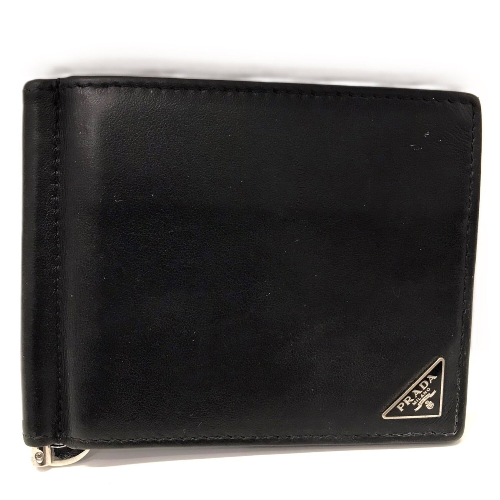 Clip Money Leather: Clip Money Leather Clip Money Leather by Prada, made from high-quality black leather, features a sleek design with precise measurements at 8.5cm x 11cm x 1cm. This compact money clip is crafted for ev
