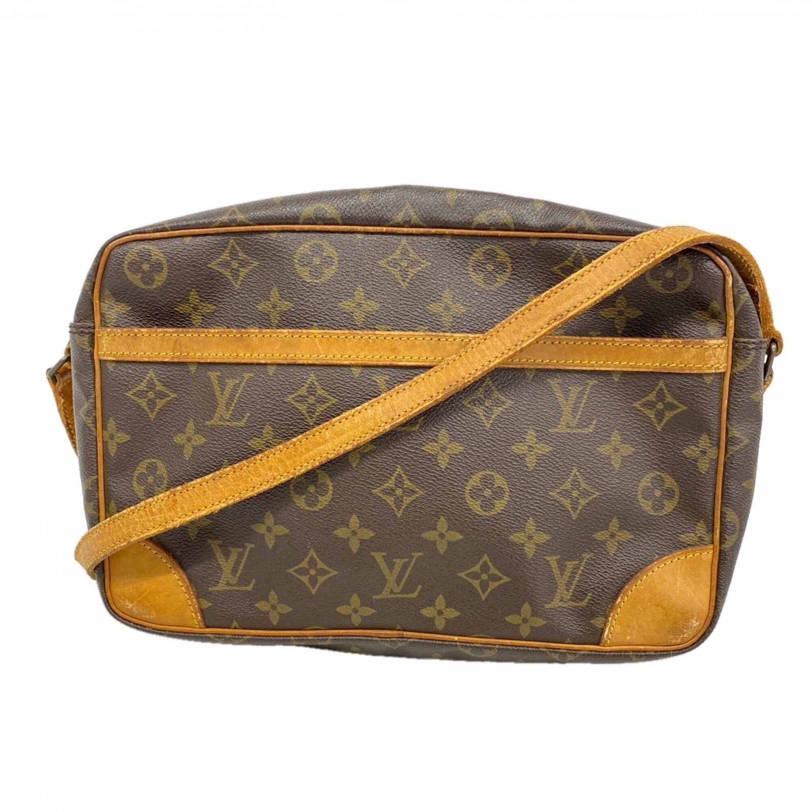 Shoulder bag from Louis Vuitton: Shoulder bag from Louis Vuitton Brown Louis Vuitton shoulder bag with dimensions 19cm x 29cm x 8cm. This stylish bag features the iconic monogram pattern, a classic design element of the brand. Made