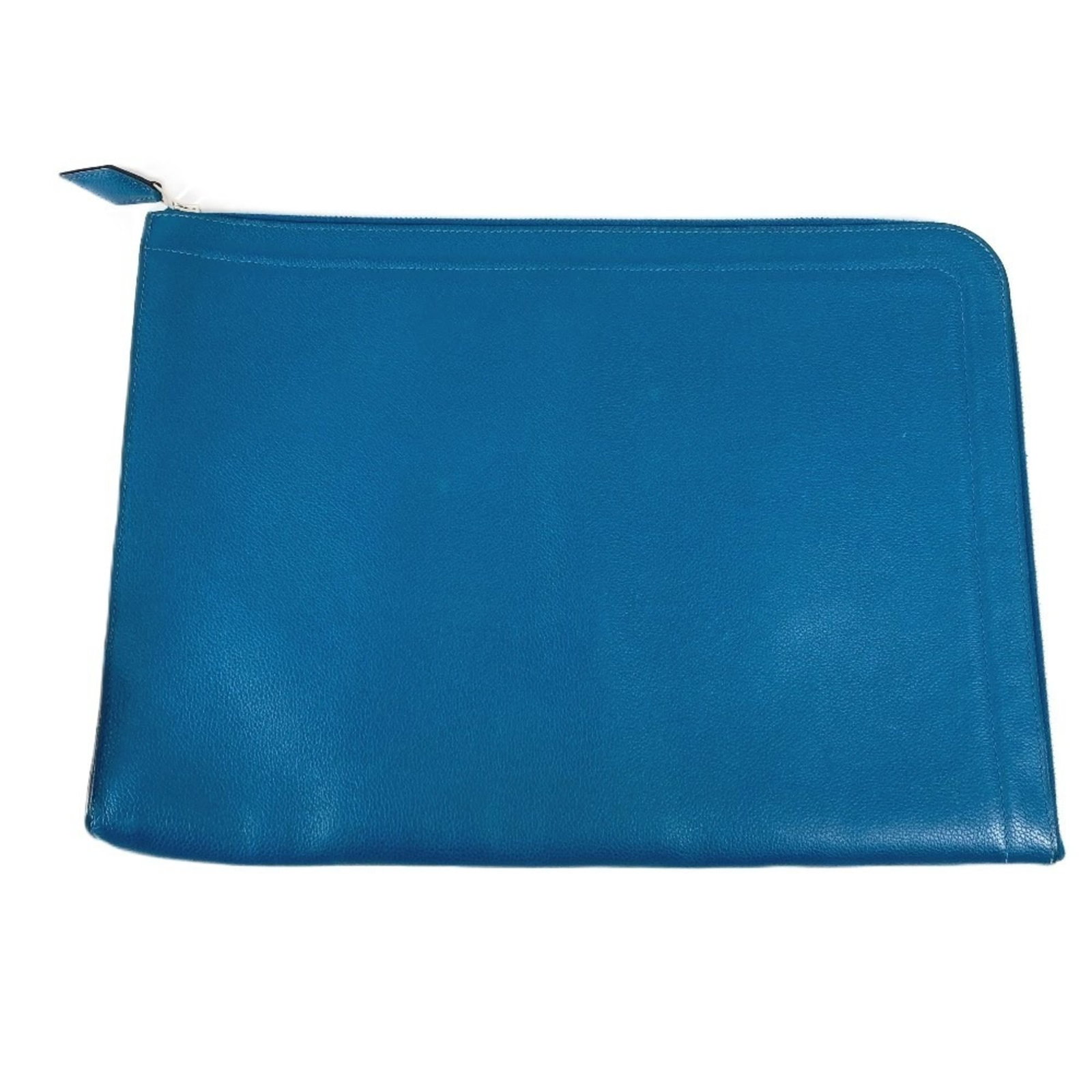 Hermes bag clutch: Hermes bag clutch Blue Hermes clutch with dimensions 27.5cm x 37.5cm, originating from France. This bag features a unique blue color and is made in the style of a classic clutch design. Its size
