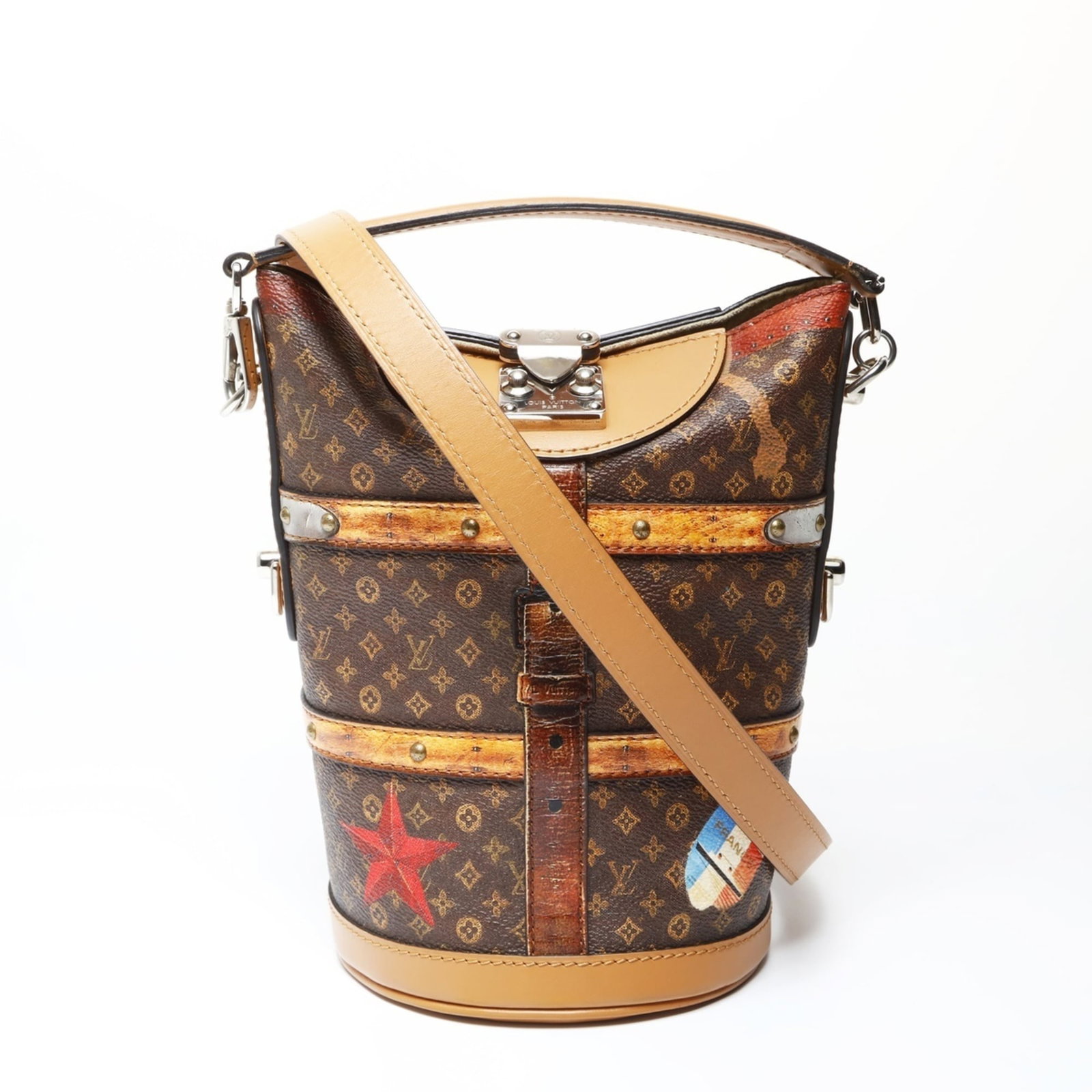 Shoulder bag from Louis Vuitton: Shoulder bag from Louis Vuitton Brown Louis Vuitton shoulder bag with classic design, measuring 22cm x 18cm x 14cm. The iconic brand's signature monogram pattern adds a touch of elegance to this