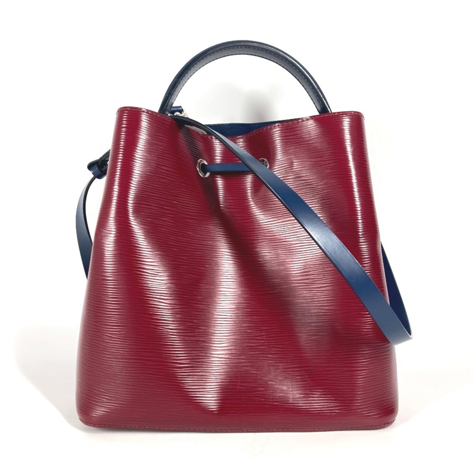 Louis Vuitton Handbag Shoulder Bag Epi Leather: Louis Vuitton Handbag Shoulder Bag Epi Leather Blue Epi Leather Louis Vuitton Shoulder Bag. This shoulder bag features Epi leather in the iconic blue color, with precise measurements at 25cm x 25.5cm 