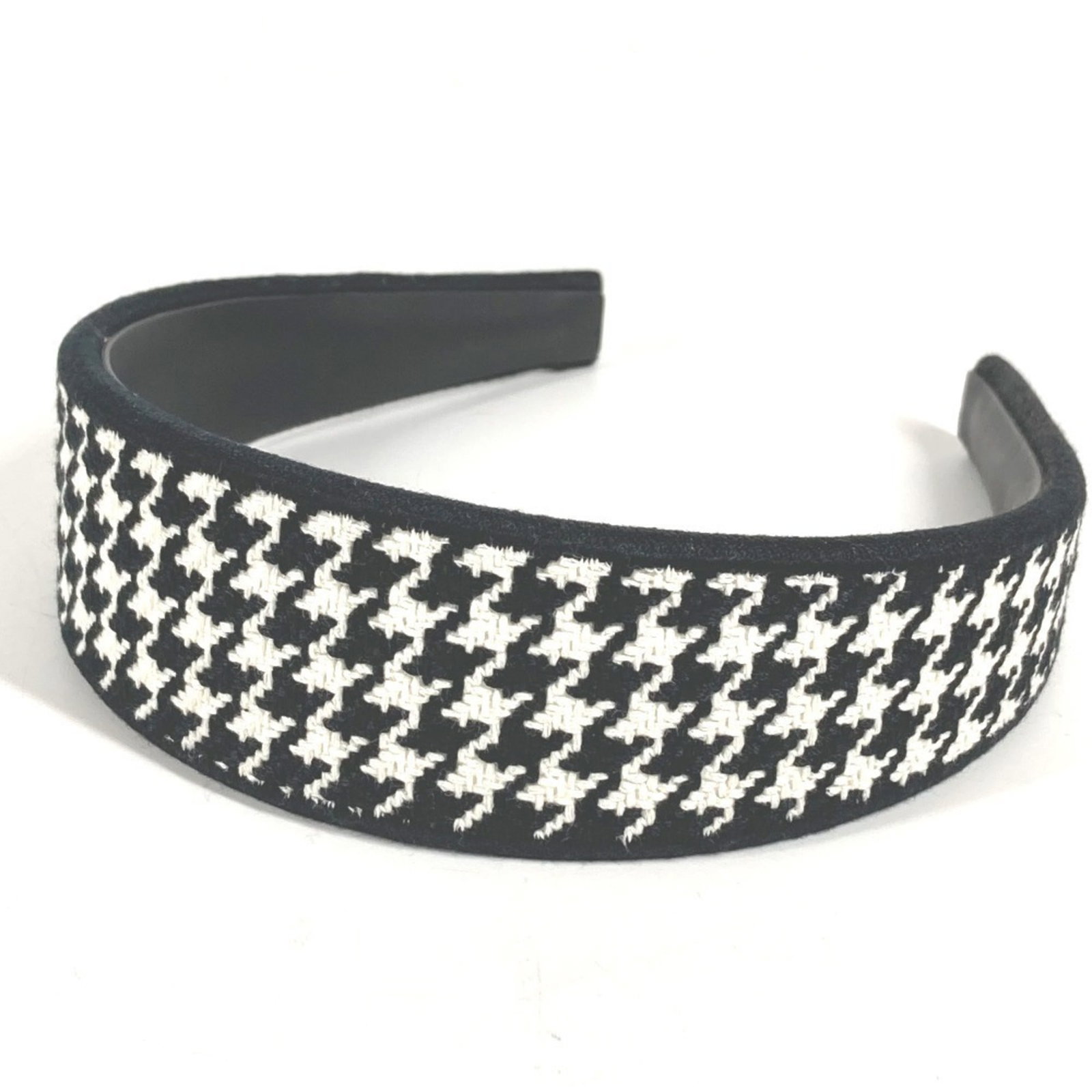 Cotton leather headband from Christian Dior: Cotton leather headband from Christian Dior Black and white cotton leather headband from Christian Dior, featuring a unique blend of materials. This stylish accessory boasts a sleek design with a size