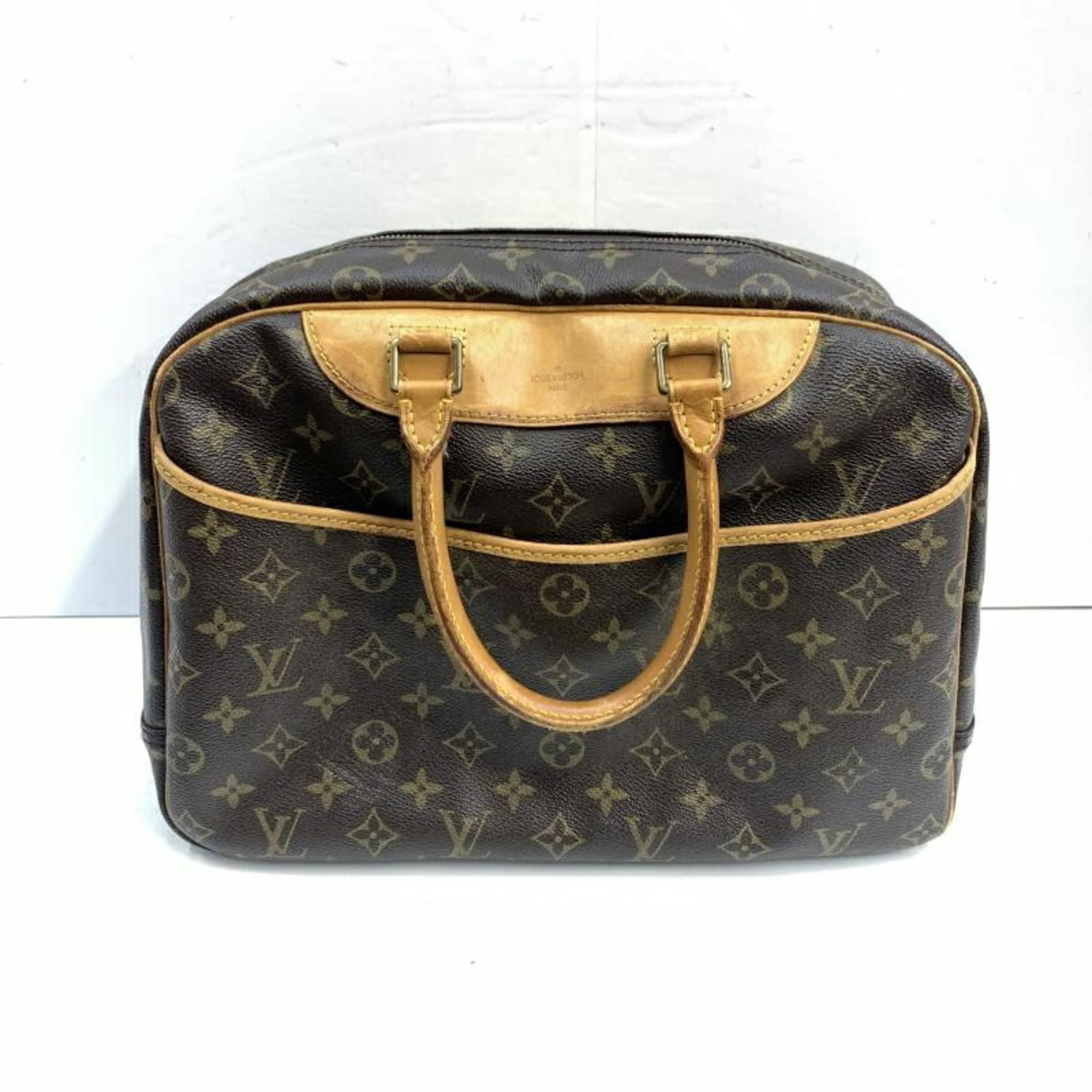 Louis Vuitton Handbag Monogram: Louis Vuitton Handbag Monogram Monogram pattern in bold, iconic design. Made from high-quality materials with precise measurements for a classic look and feel. A timeless piece for those who