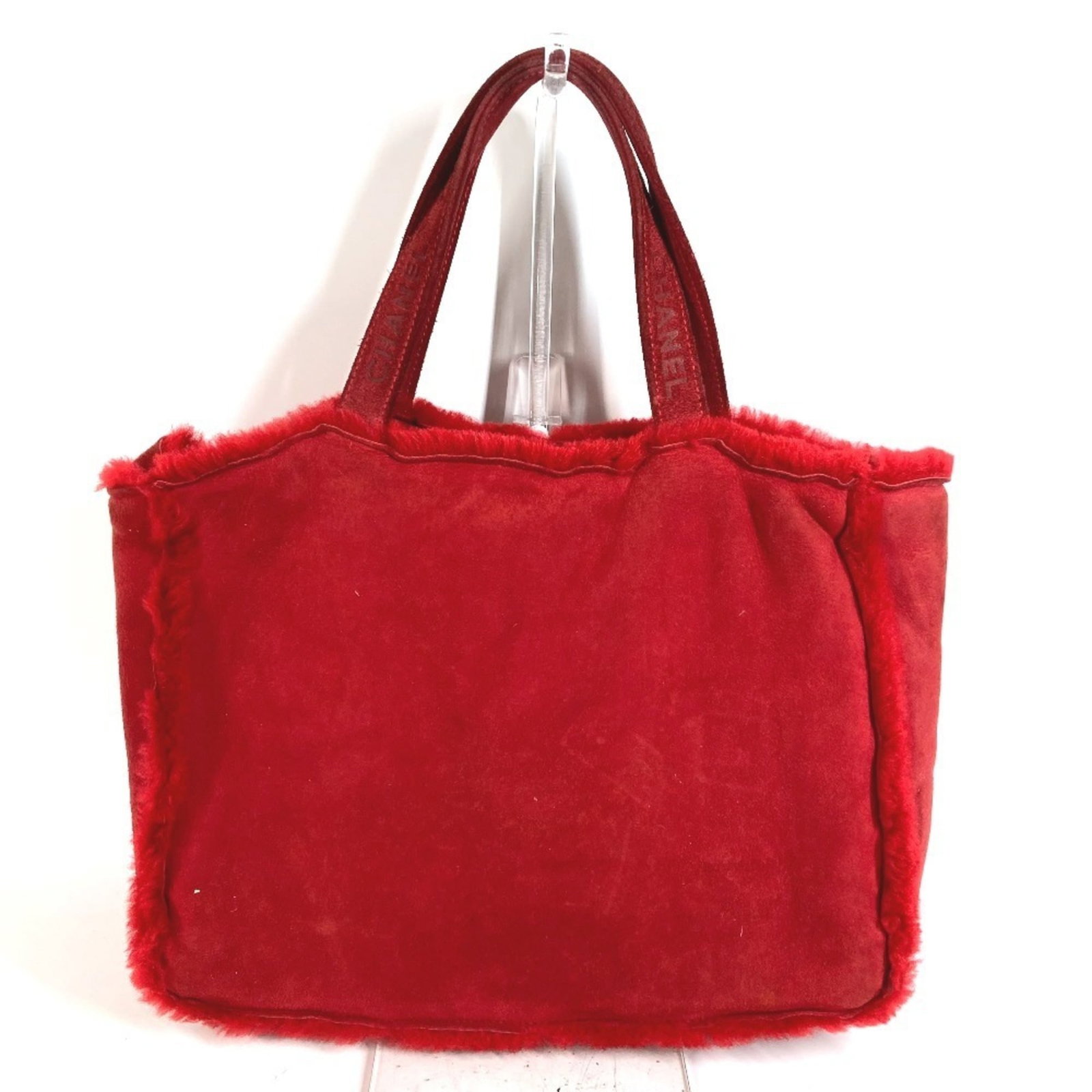 Fur shoulder bag tote by Chanel: Fur shoulder bag tote by Chanel Red fur shoulder bag tote by Chanel, measuring 25cm x 35cm x 11cm. This luxurious tote features a distinctive red color and is crafted from high-quality fur material.