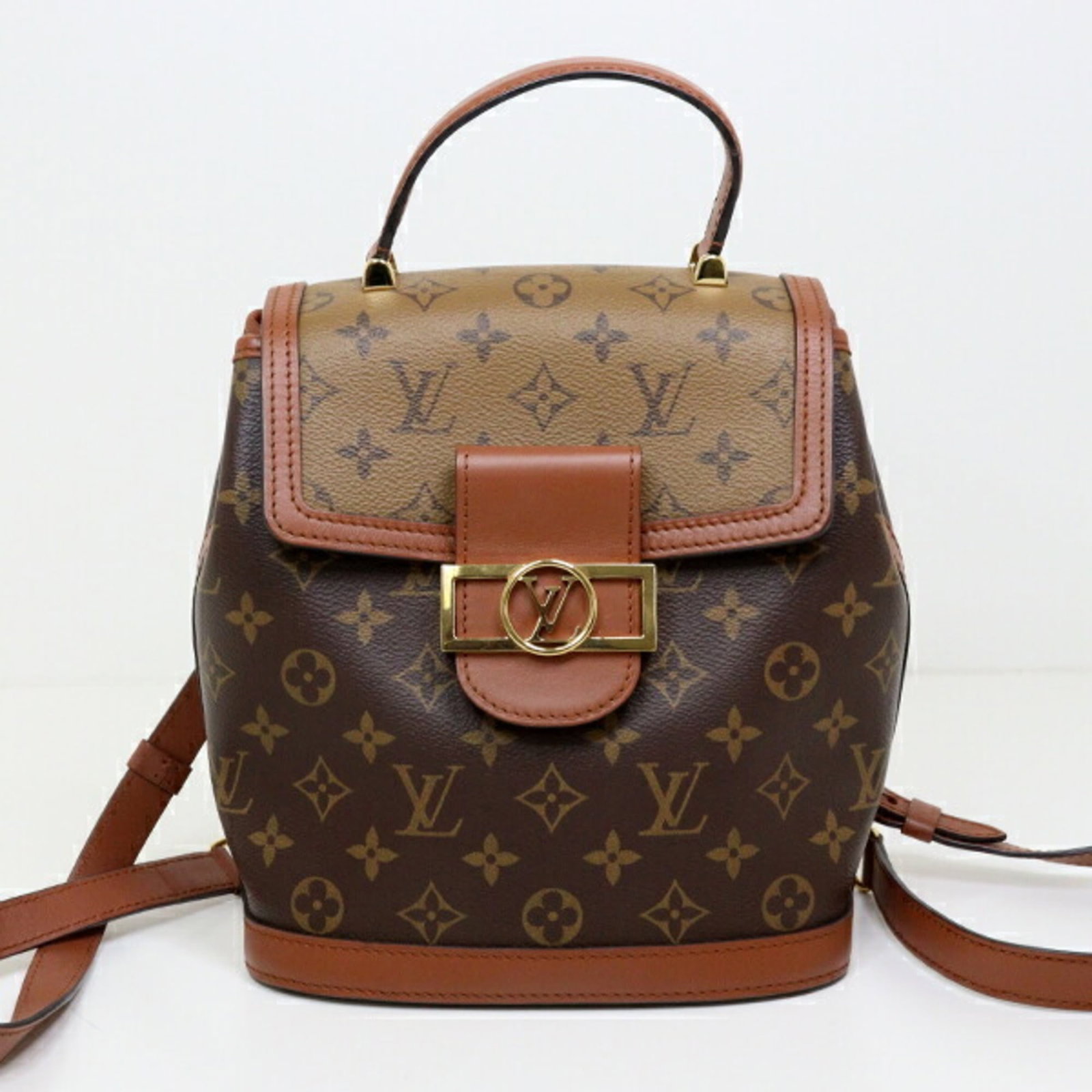 Louis Vuitton Reverse Backpack Monogram: Louis Vuitton Reverse Backpack Monogram The Louis Vuitton Reverse Backpack Monogram boasts its iconic monogram pattern in beige and brown hues, adding a touch of timeless elegance to any outfit.