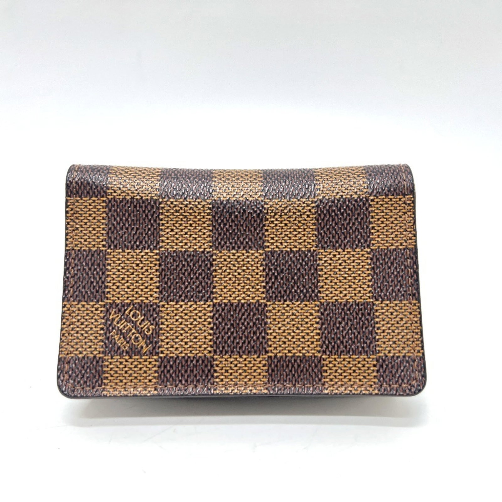 Business Card Case Damier Canvas Louis Vuitton: Business Card Case Damier Canvas Louis Vuitton Damier Canvas Louis Vuitton Business Card Case features the iconic Damier pattern, a classic design element of the brand. Made from high-quality Damier c