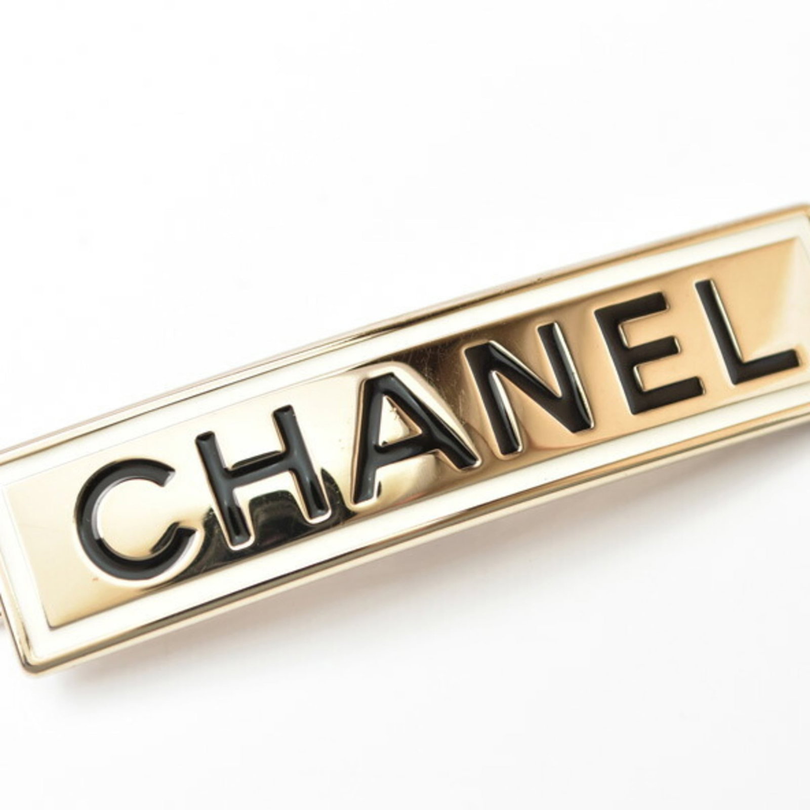Chanel Barrette Gold Plating: Chanel Barrette Gold Plating Gold plating adds a touch of luxury to this Chanel barrette, a stylish accessory for women. Made from gold plating material, it measures 6.2cm x 1.4cm and comes in a